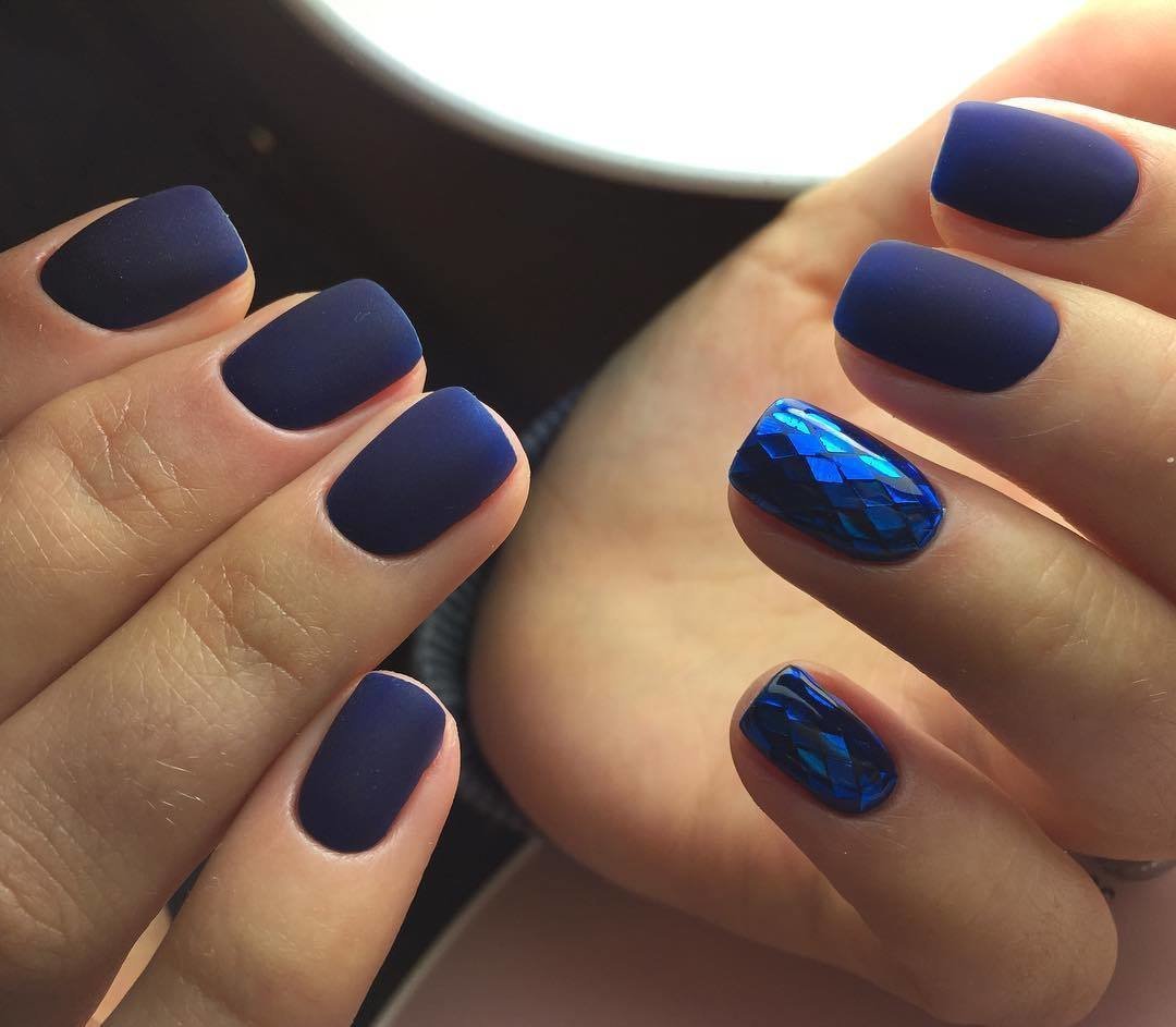 Дизайн ногтей синий короткие ногти. Синий маникюр. Синий матовый маникюр. Темно синие ногти. Синие матовые ногти.