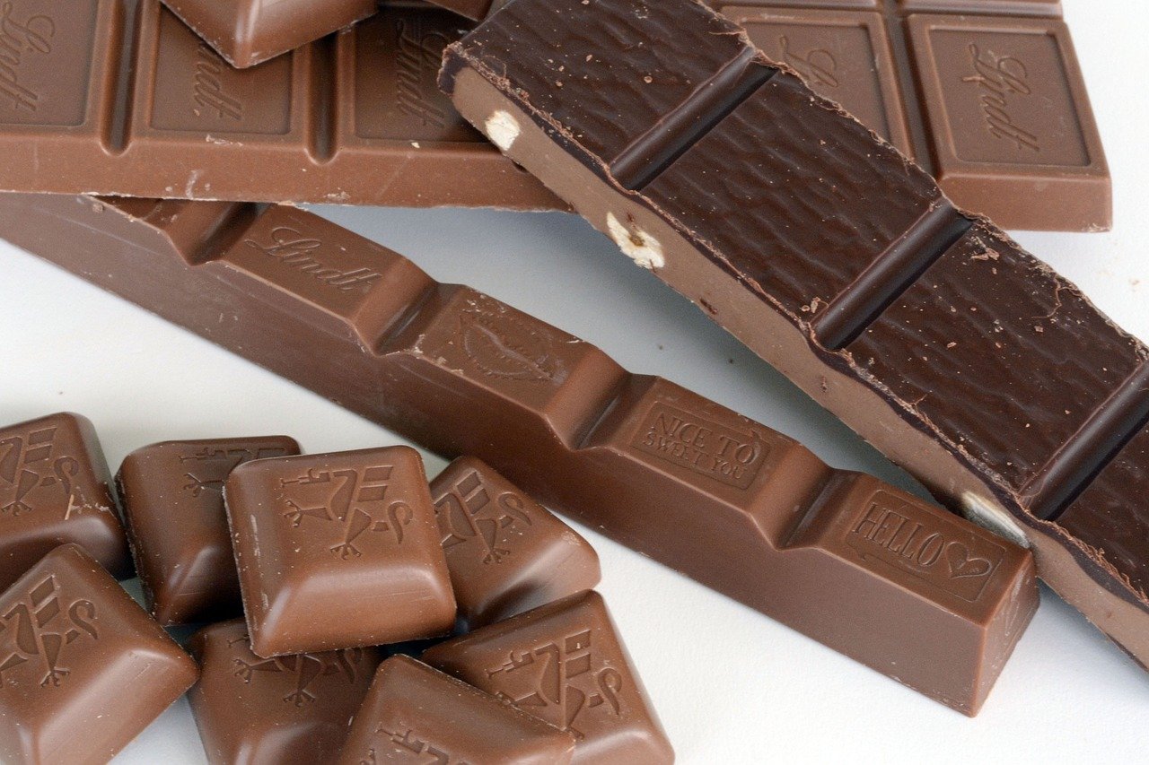 Что будет если съесть плитку шоколада. Рагуза шоколад швейцарский. Плитка шоколада. Молочный шоколад. Плиточный шоколад.
