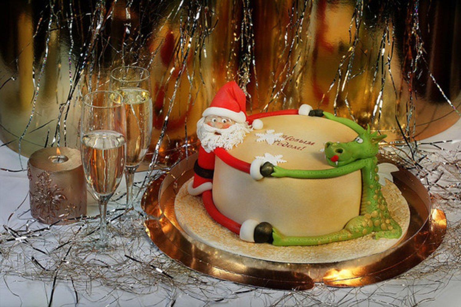 Днем рождения новогоднее. Новогодний торт. Торт с новым годом. Торт на новогодний стол. Торт новогодний с наступающим.