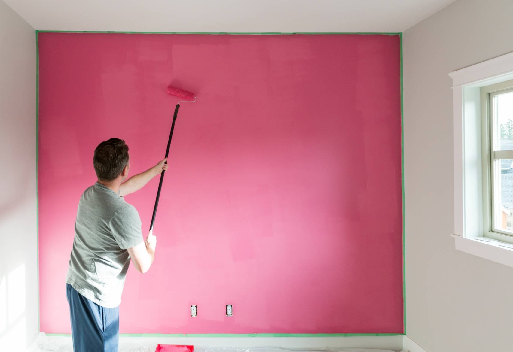 Как самостоятельно покрасить обои под покраску. Окраска стен. Краска для стен. Окрашенные стены. Крашеные стены в квартире.