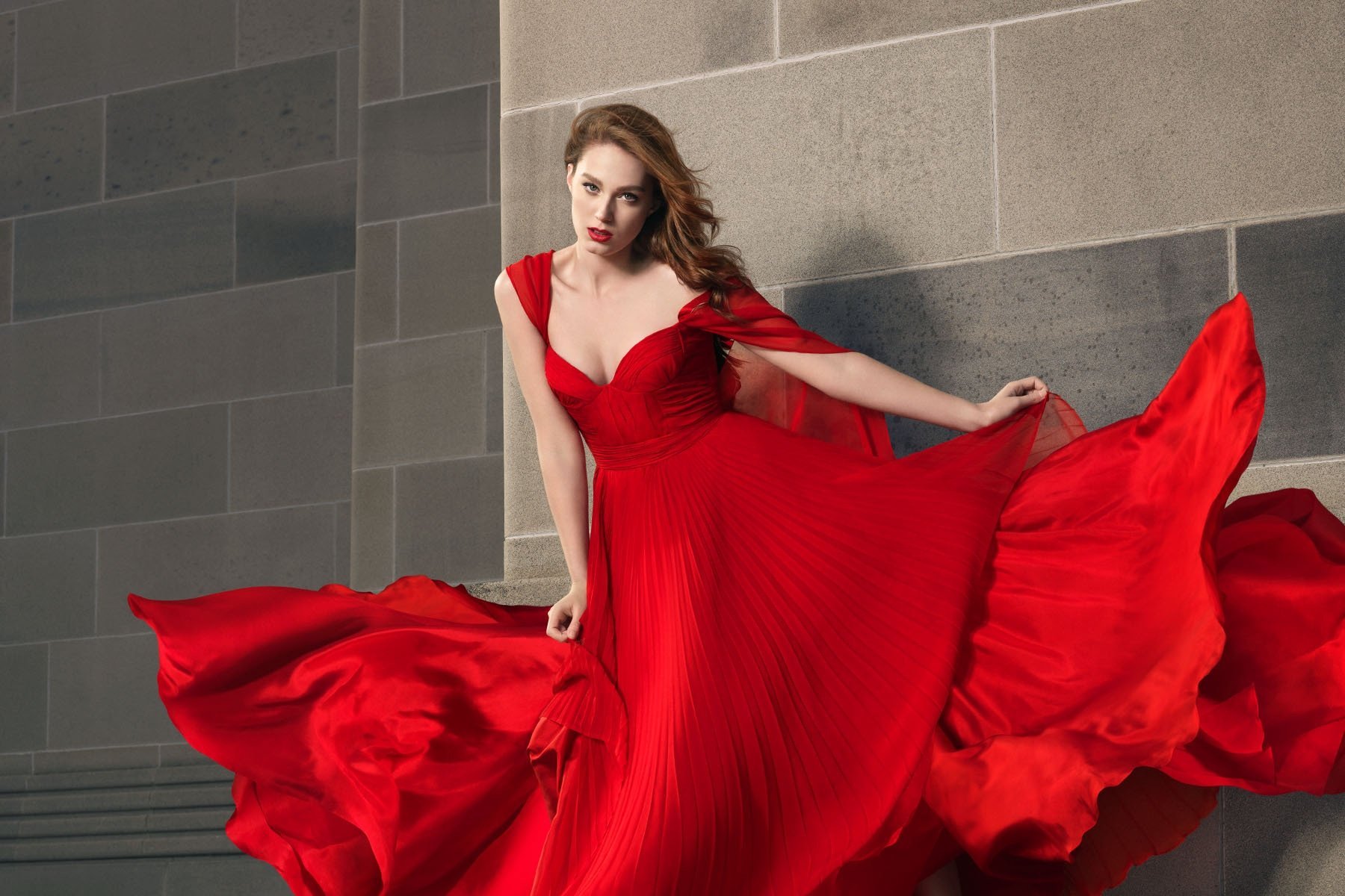 Женщина в длинном красном платье