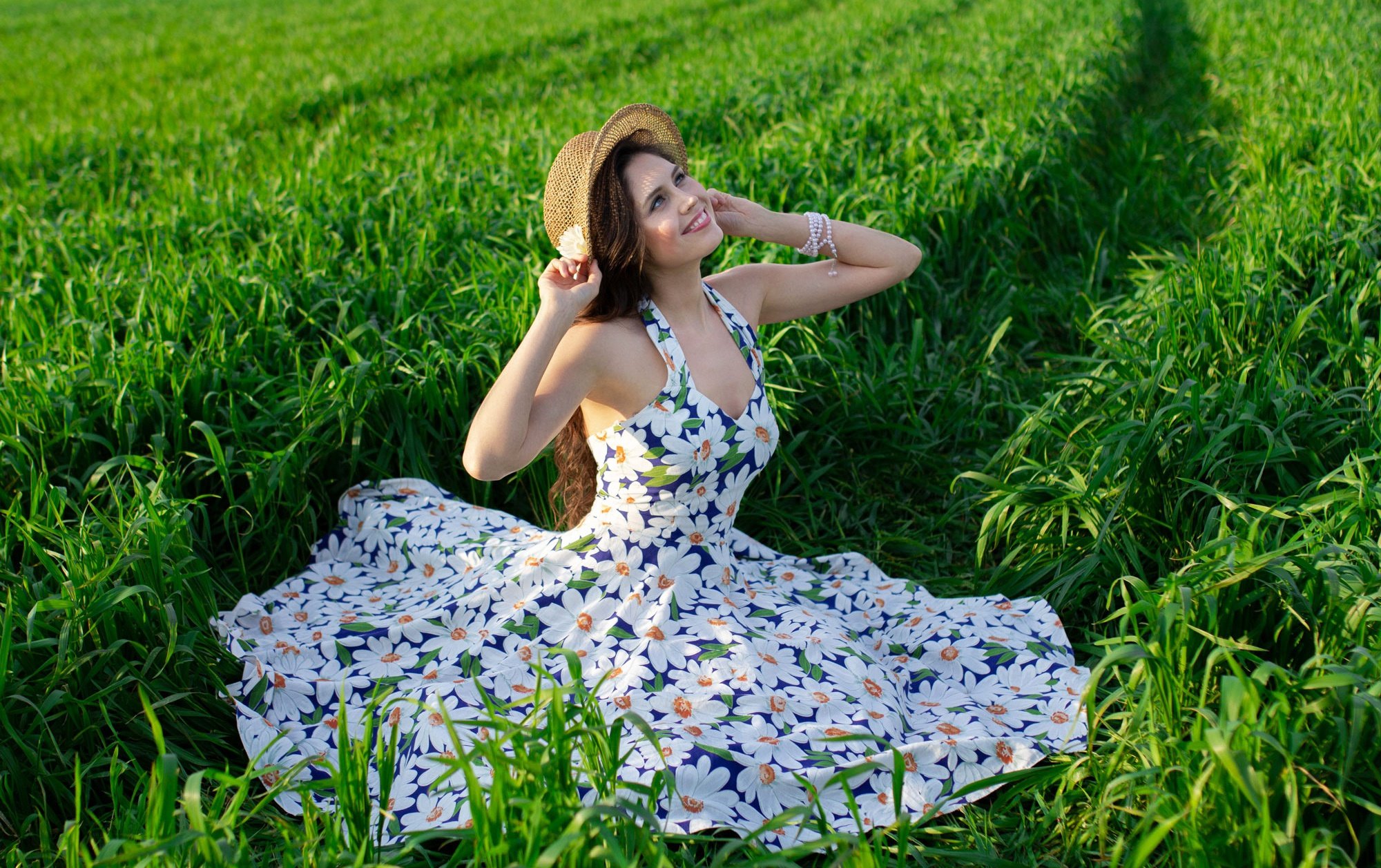 Девушки в сарафанах. Фотосессия в поле. Платье в поле. Девушка в поле. Девушка в летнем платье в поле.