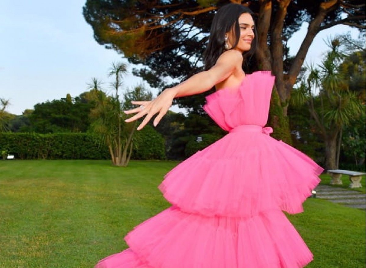 Видео розовое платье. Кендалл Дженнер в розовом платье. Giambattista Valli HM розовое платье. Кендалл Дженнер в розовом пышном. Девушка в пышном розовом платье.