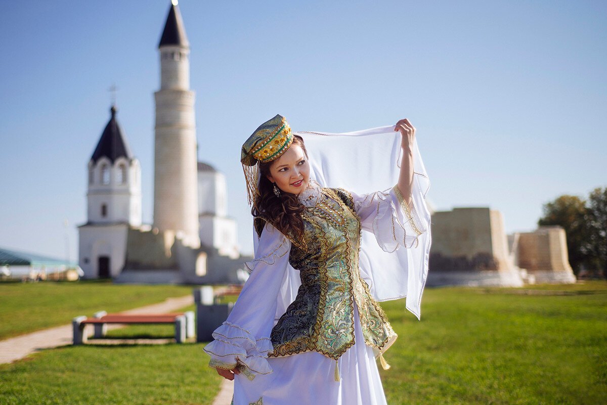 Девочка в татарском костюме