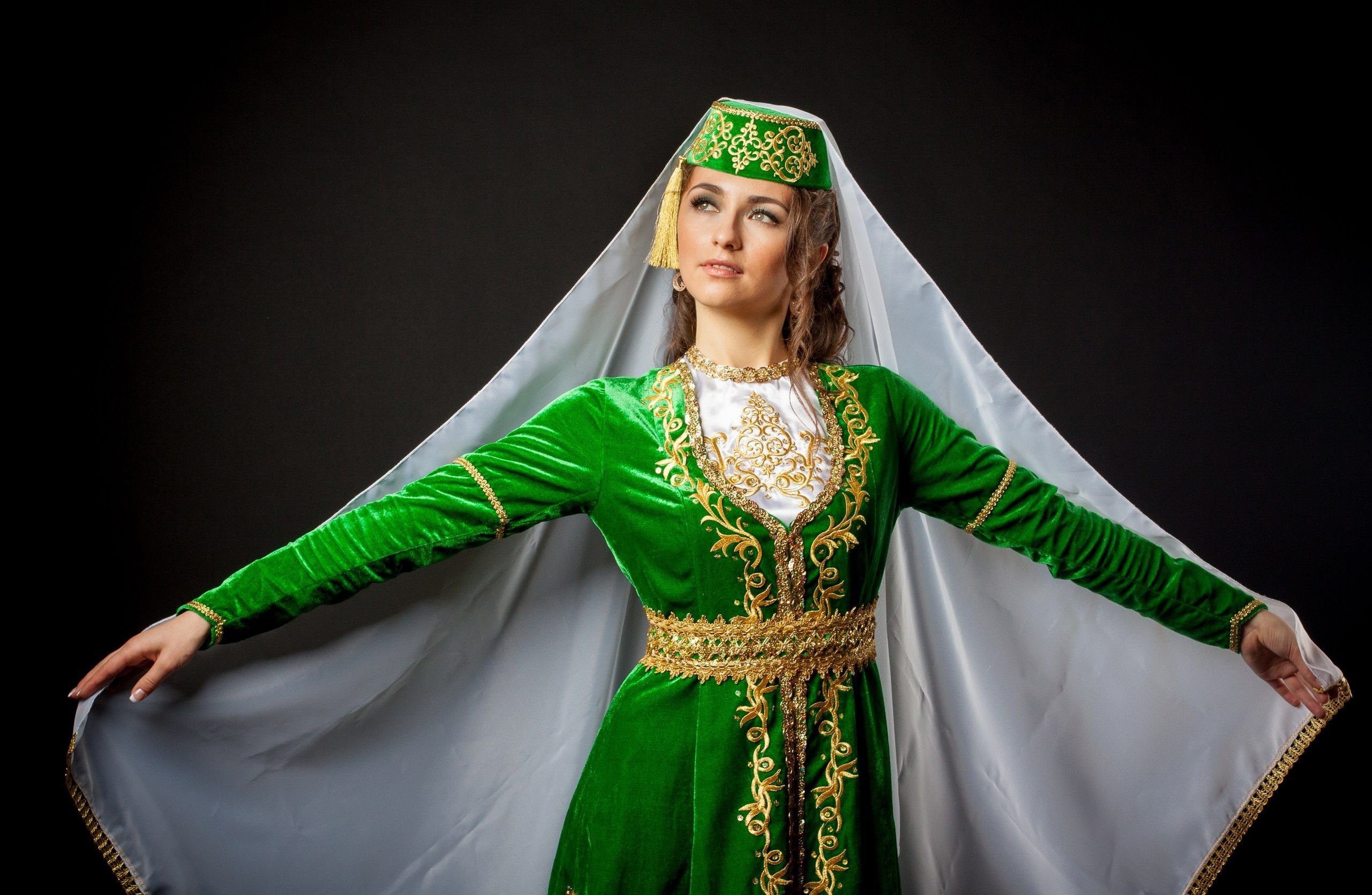 Женщина в татарском костюме