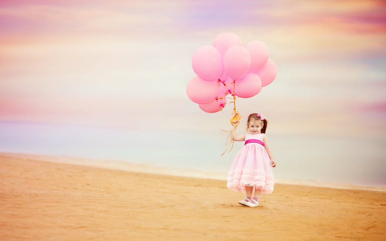 Ты уже не ребенок розовый. Девочка с шариками. Ребенок в розовом. Девушка с воздушными шарами. Маленькая девочка с шариками.