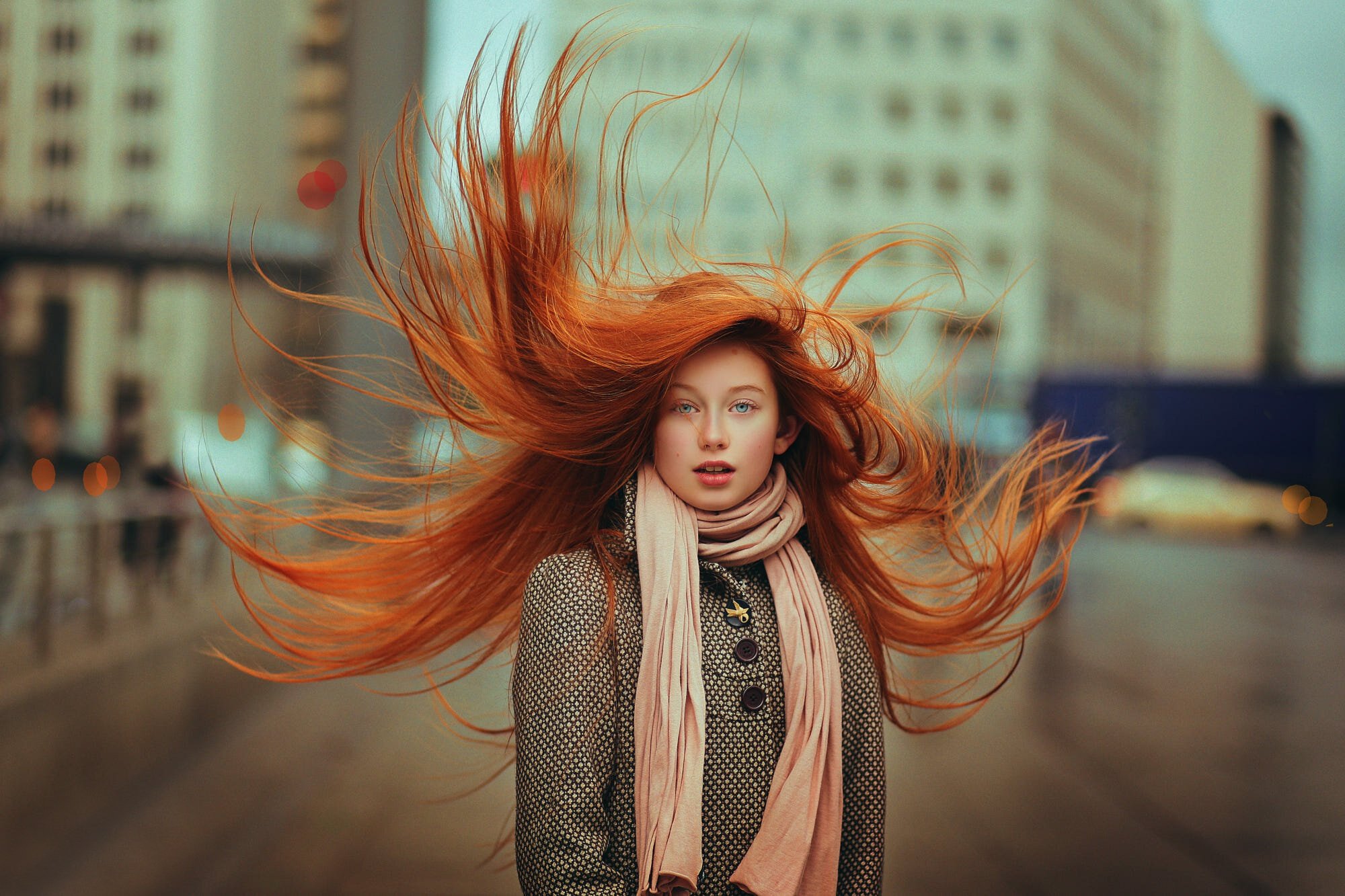 Рыжие картинки. Девушка с развевающимися волосами. Развивающиеся волосы. Развивающиеся волосы на ветру. Девушка волосы на ветру.