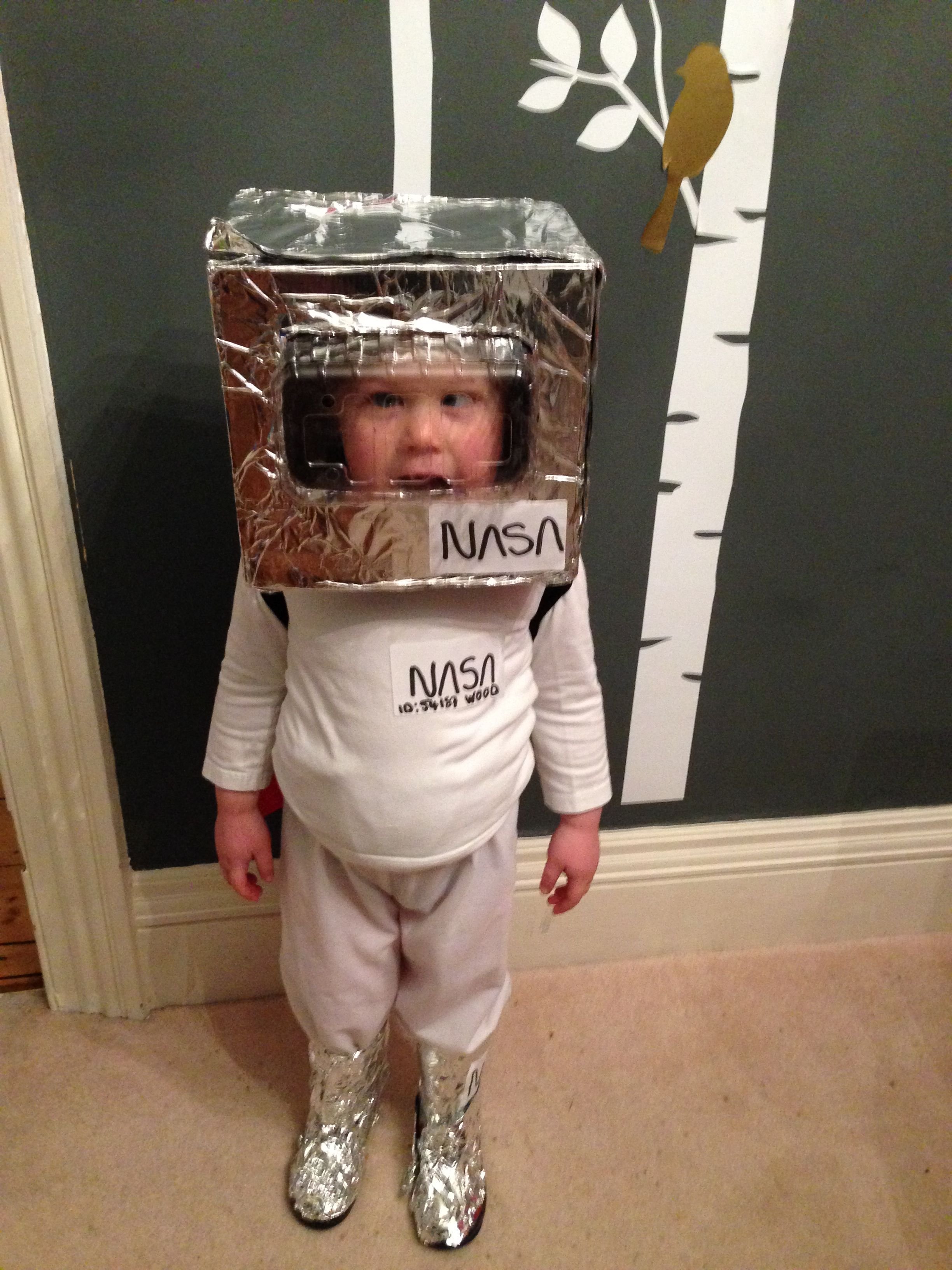 Шлем космонавта детский своими руками для ребенка. Костюм Космонавта в детский сад. Космические костюмы для детей. Космический костюм из коробок. Космические костюм для ребенка в детский сад.