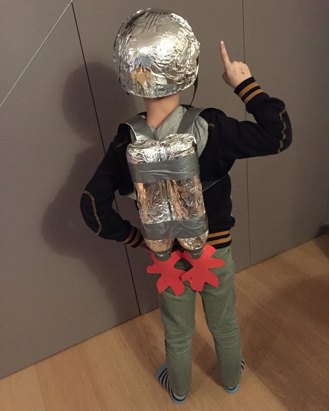 Костюм ко дню космонавтики в детский. Детский космический костюм. Космические костюмы для детей. Костюм для мальчика из материалов. Космический костюм для мальчика из подручных материалов.