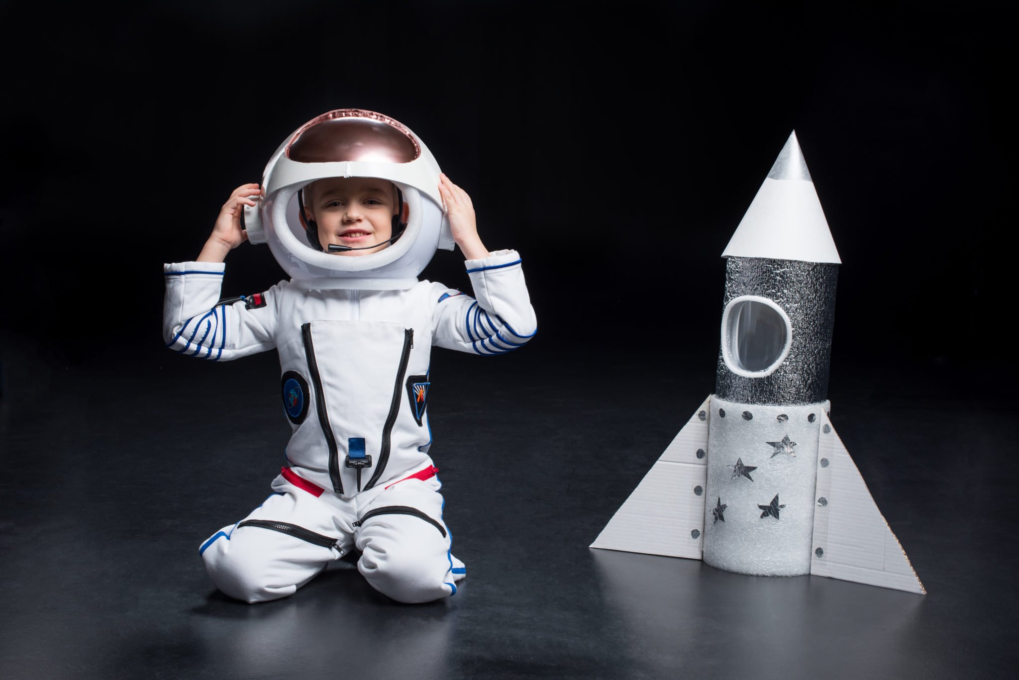 Шлем ко дню космонавтики. Космический костюм. Костюм Космонавта. Космический костюм для мальчика. Шлем Космонавта.