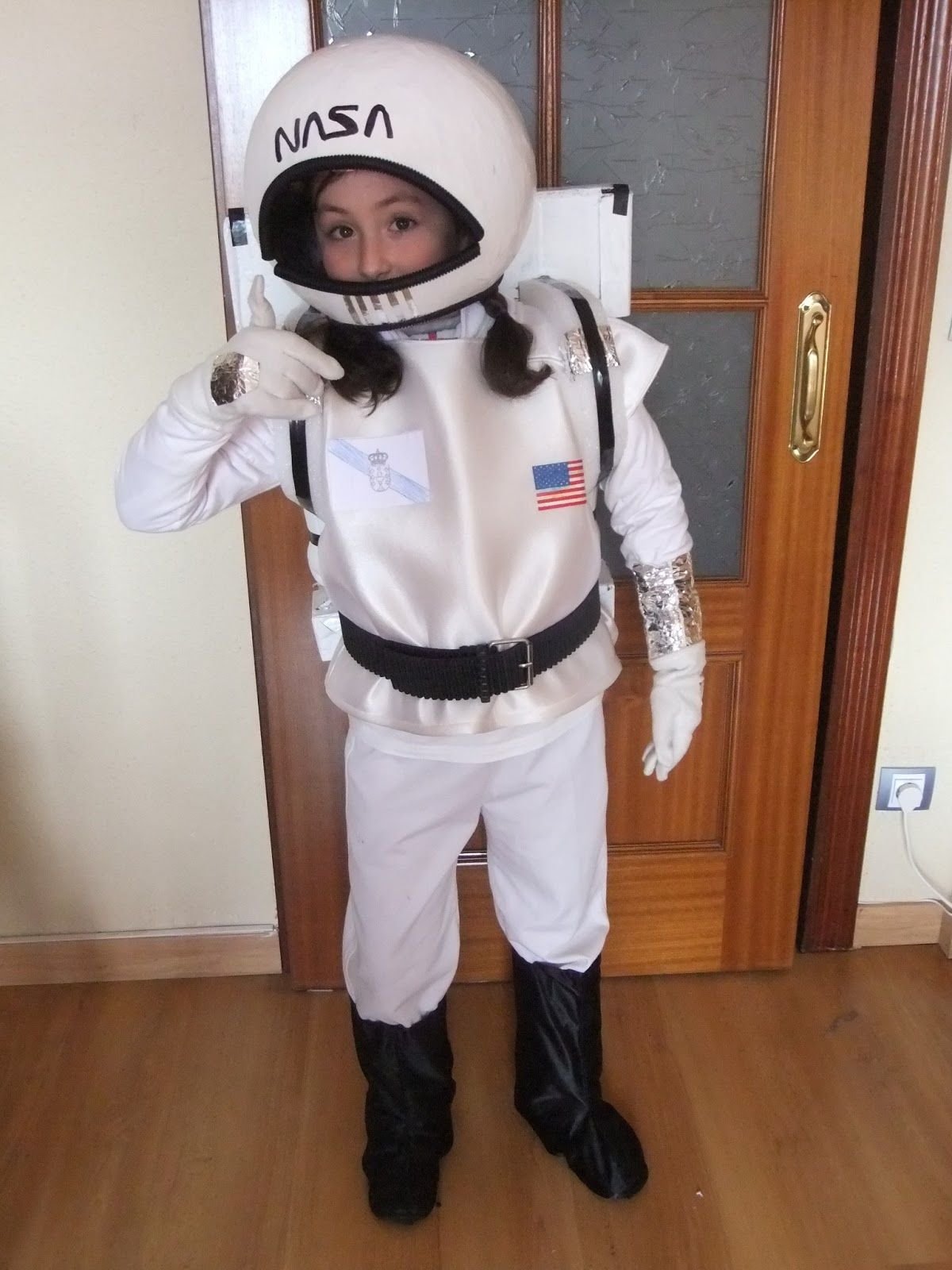 Сделать костюм космонавта своими руками для ребенка. Космический костюм для мальчика. Костюм Космонавта. Детский костюм космонавт. Костюм Космонавта в детский сад.