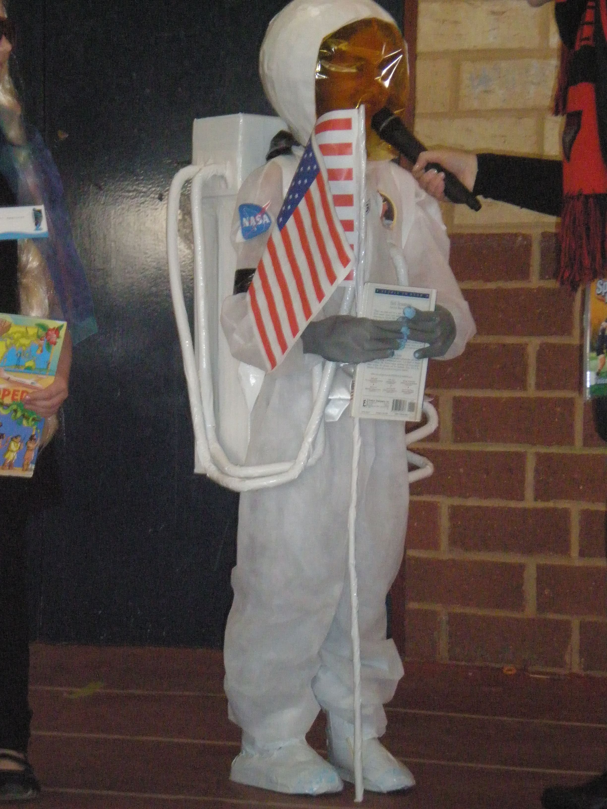 Как сделать костюм космонавта своими руками. Самодельный костюм Космонавта. Костюм космонавтки Хэллоуин. Костюм Космонавта шуточный. Костюм ручки.
