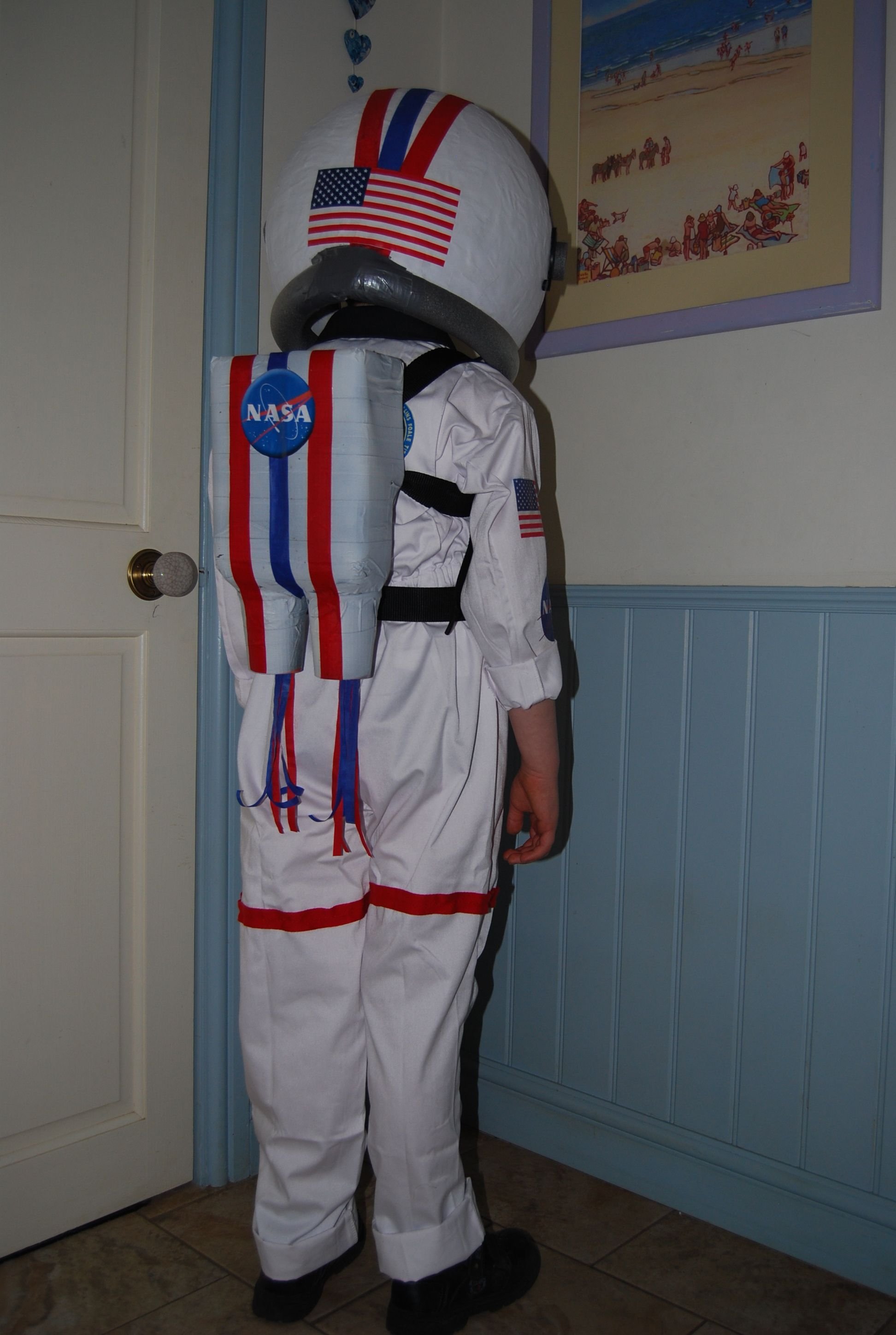 Скафандр своими руками в детский сад. Костюм Космонавта. Детский костюм космонавт. Костюм Космонавта для девочки. Оригинальный костюм Космонавта для ребенка.