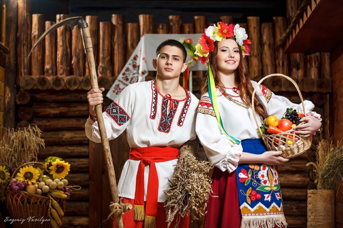 1 национальный украины. Украинский костюм. Украина народ. Украинский народный костюм. Русский и украинский национальный костюм.