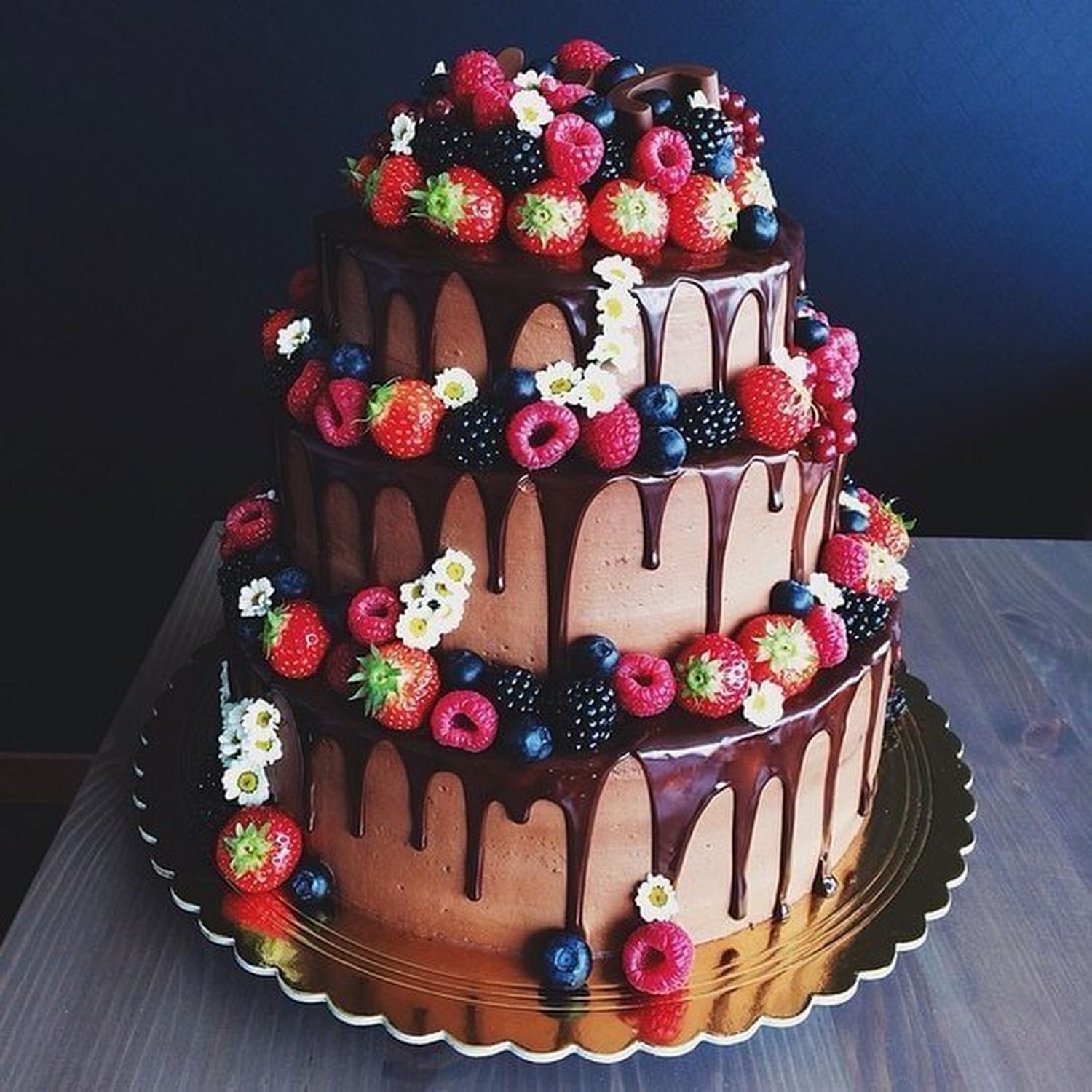 Многоярусный торт на день рождения