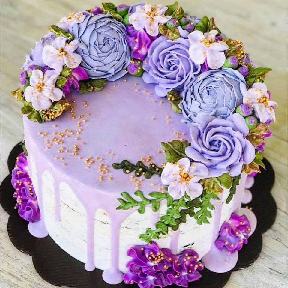 Кремовое украшение торта. Торт с цветами. Торт с цветочками. Торт с кремовым декором. Красивый круглый торт