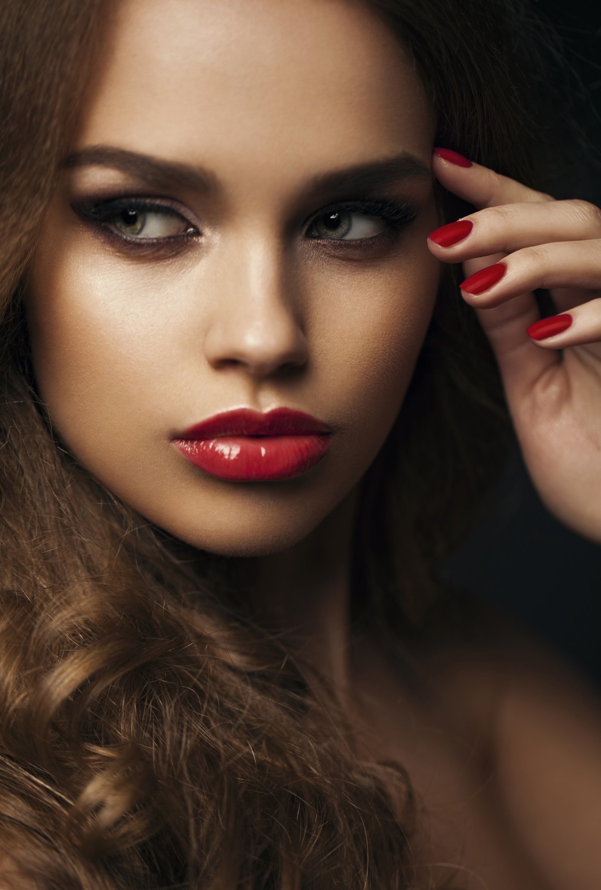 Краси красивая. Лилия Петрова модель. Накрашенная девушка. Красивый макияж с красной помадой. Женщины с яркими губами.