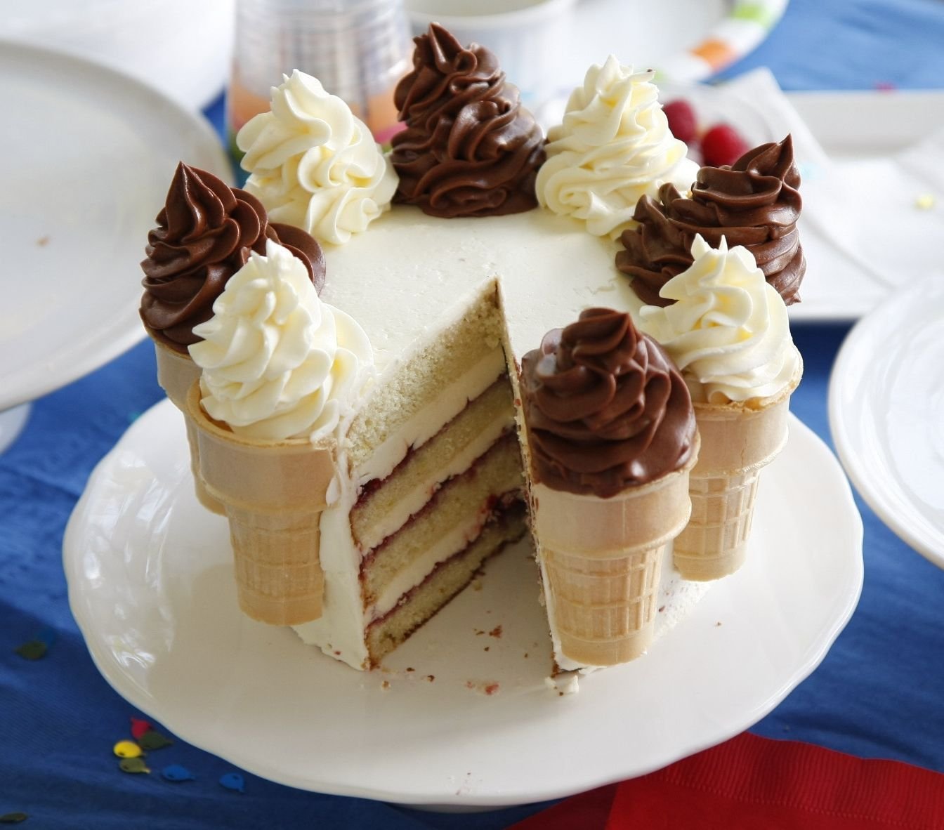 Шоколадный крем пломбир. Украшение торта рожками вафельными. Торт с украшением мороженого. Украшение торта в виде мороженого. Торт из мороженого.