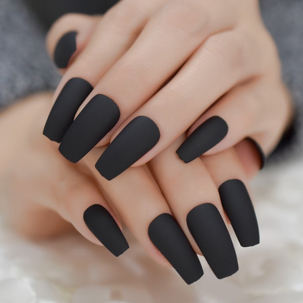 Дизайн черных ногтей матовый. Матовые ногти. Черные матовые ногти. Чёрный маникюр на длинные ногти. Красивый матовый маникюр.