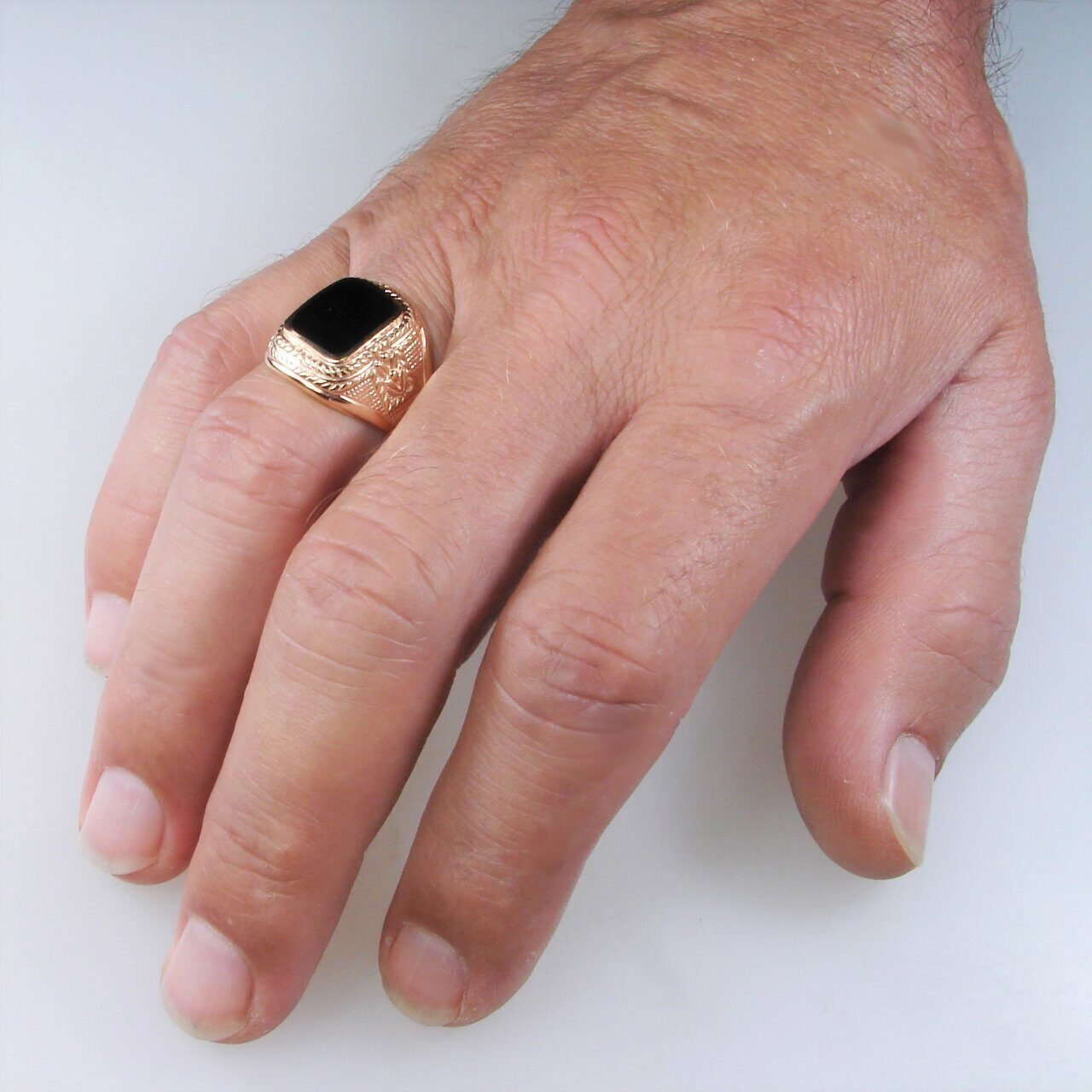 Мужские кольца значение. Печатка с черным камнем. Кольцо с черным камнем мужское. Перстень с черным камнем.