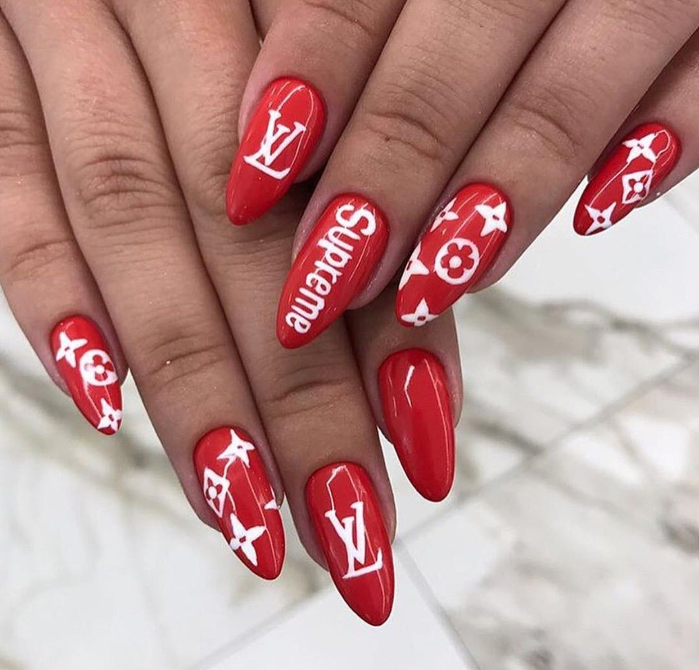 Ногти найк. Ногти Supreme. Маникюр красный с брендами. Дизайн ногтей найк. Ногти найк длинные.
