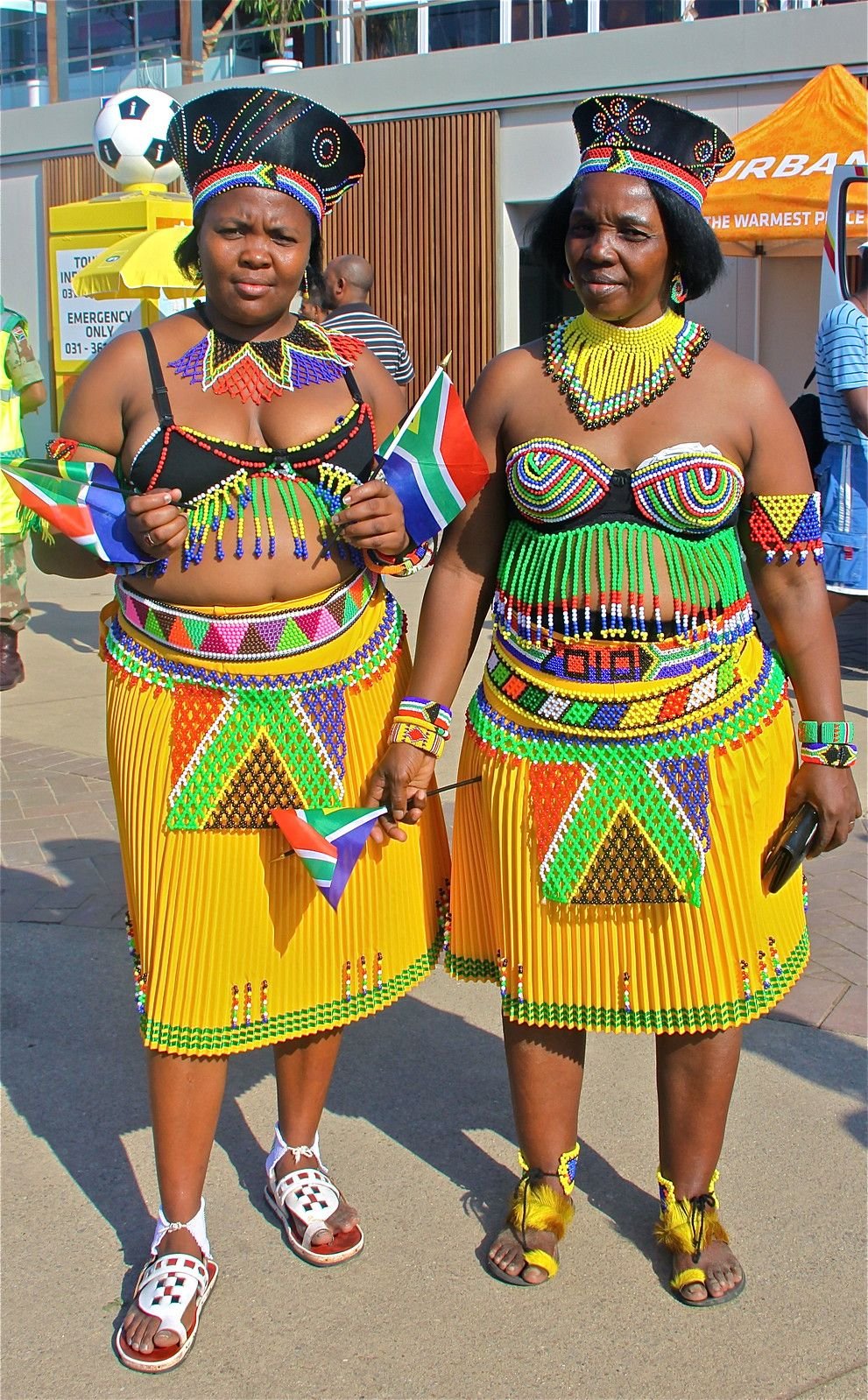 Костюм негритянки. ЮАР Зулусы. Зулусы народ Африки. Африканские женщины племени Зулу. Племя зулусов в Африке.