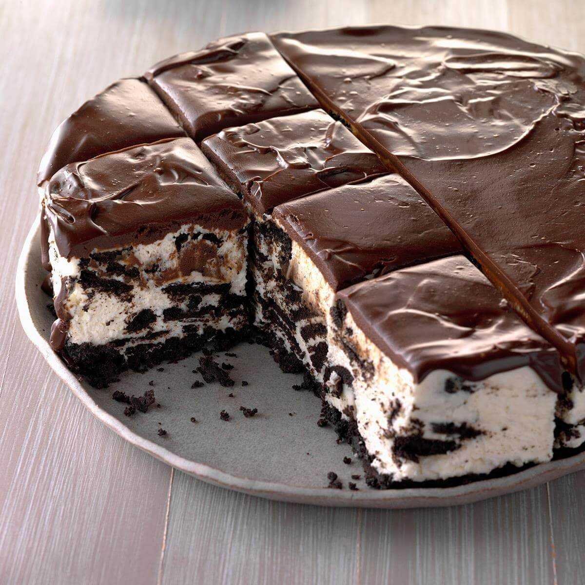 Печенье торта в домашних условиях. Шоколадный торт без выпечки. Тортик из печенья без выпечки. Тортик из шоколадных печений. Торт из печеньев.