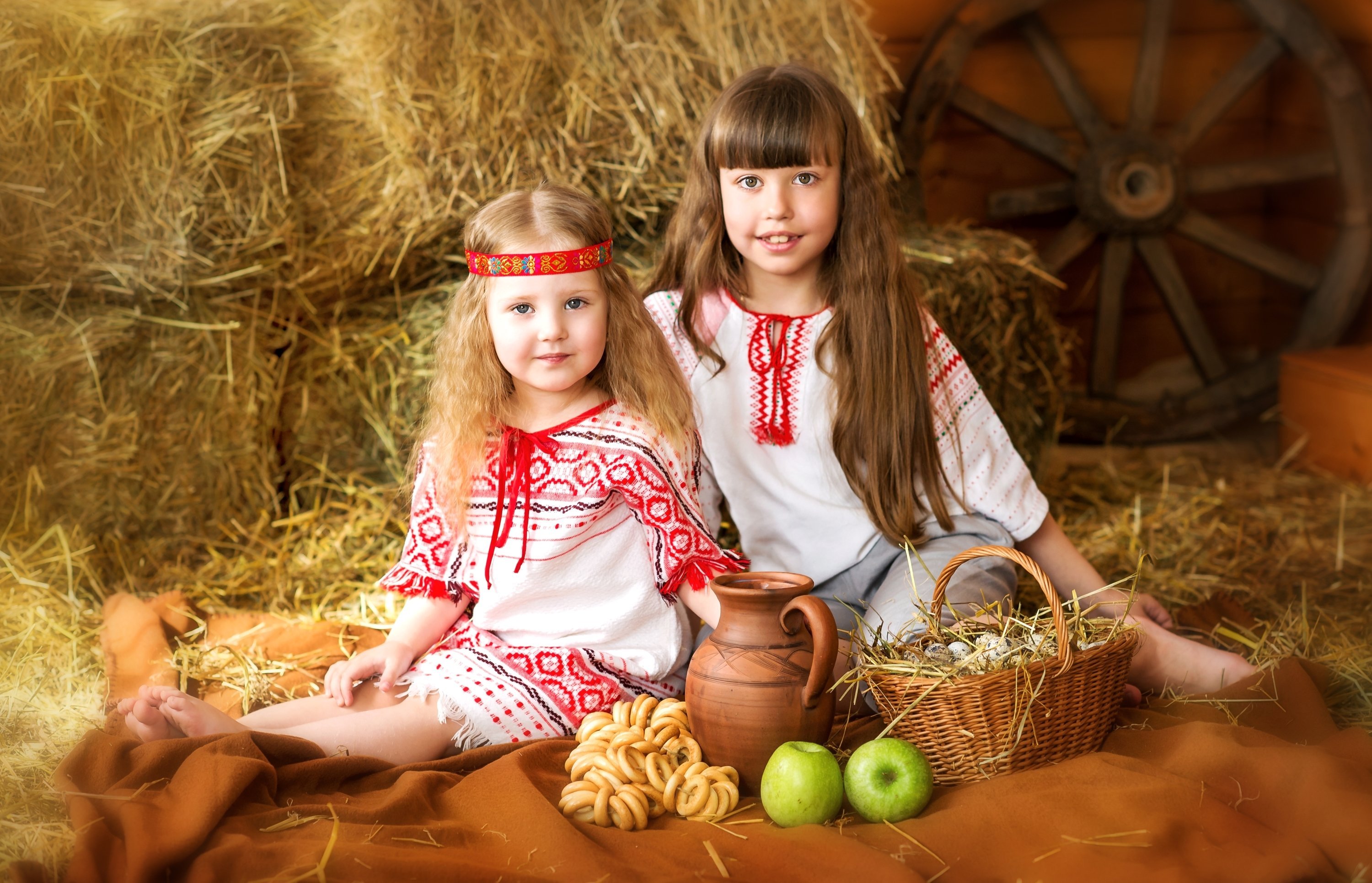 Живет в белорусском слушать. Славянские дети. Дети славяне. Дети в национальных костюмах. Красивые славянские дети.