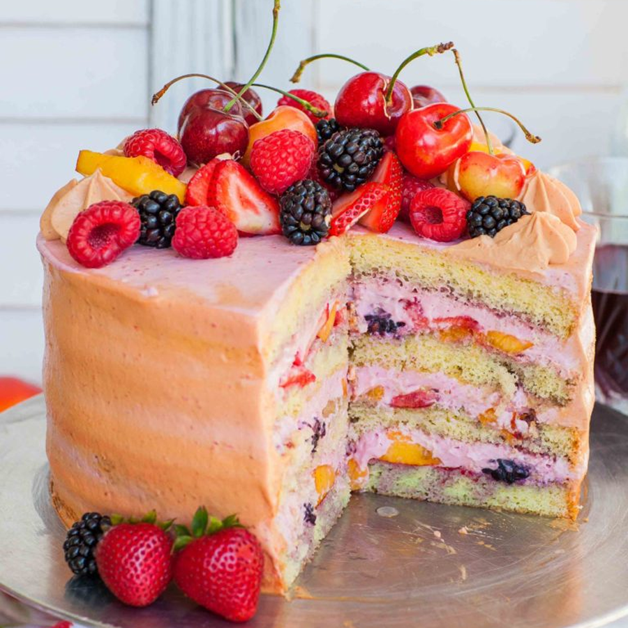Ягодно бисквитный торт. Торт ягодный крем чиз. Фруктовый торт. Красивый торт с фруктами. Бисквитный тортик с фруктами.