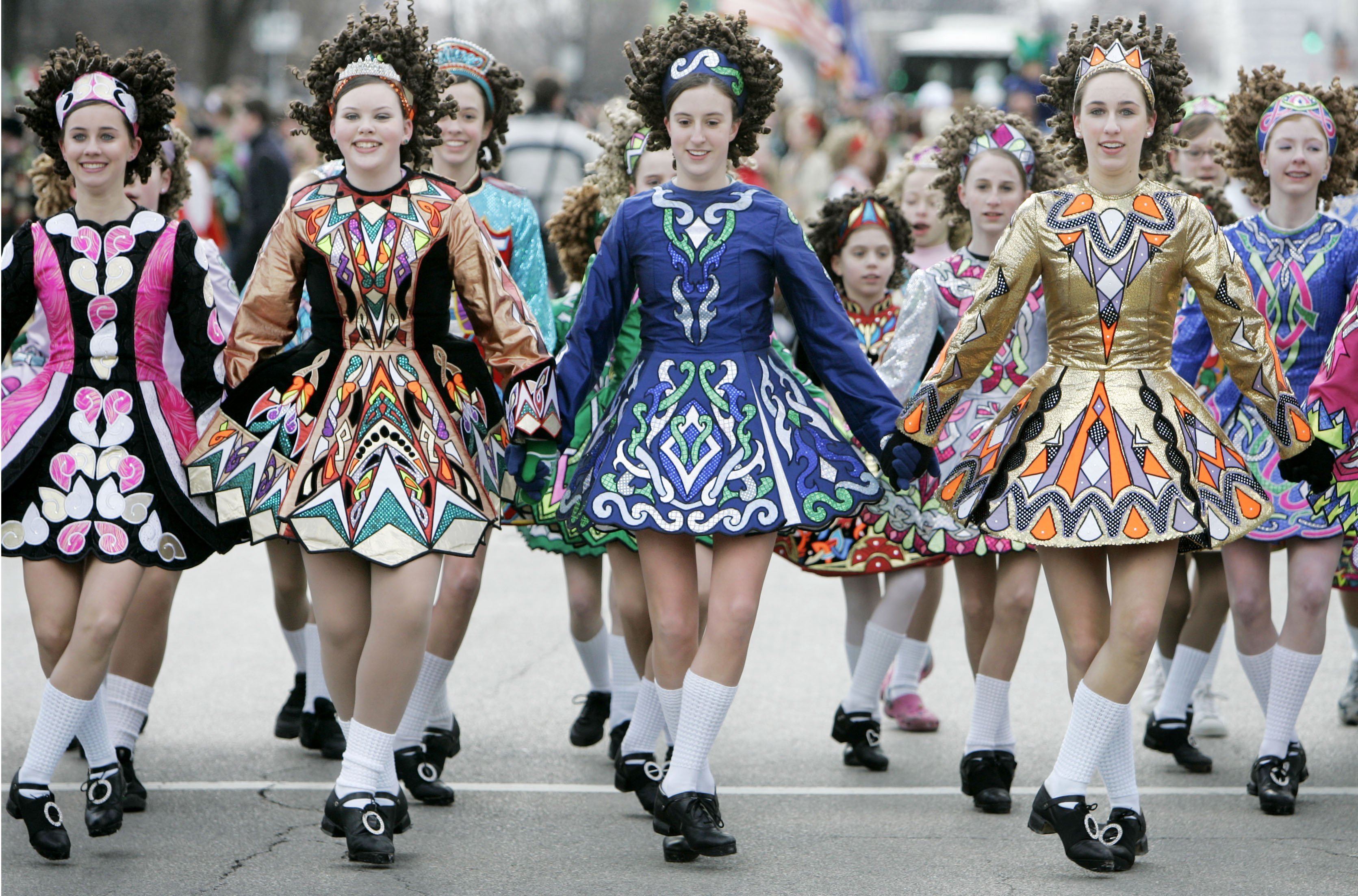 Traditional irish. Кейли ирландские танцы. Национальная одежда Северной Ирландии. Ирландский танец Северная Ирландия. Костюм Северной Ирландии.