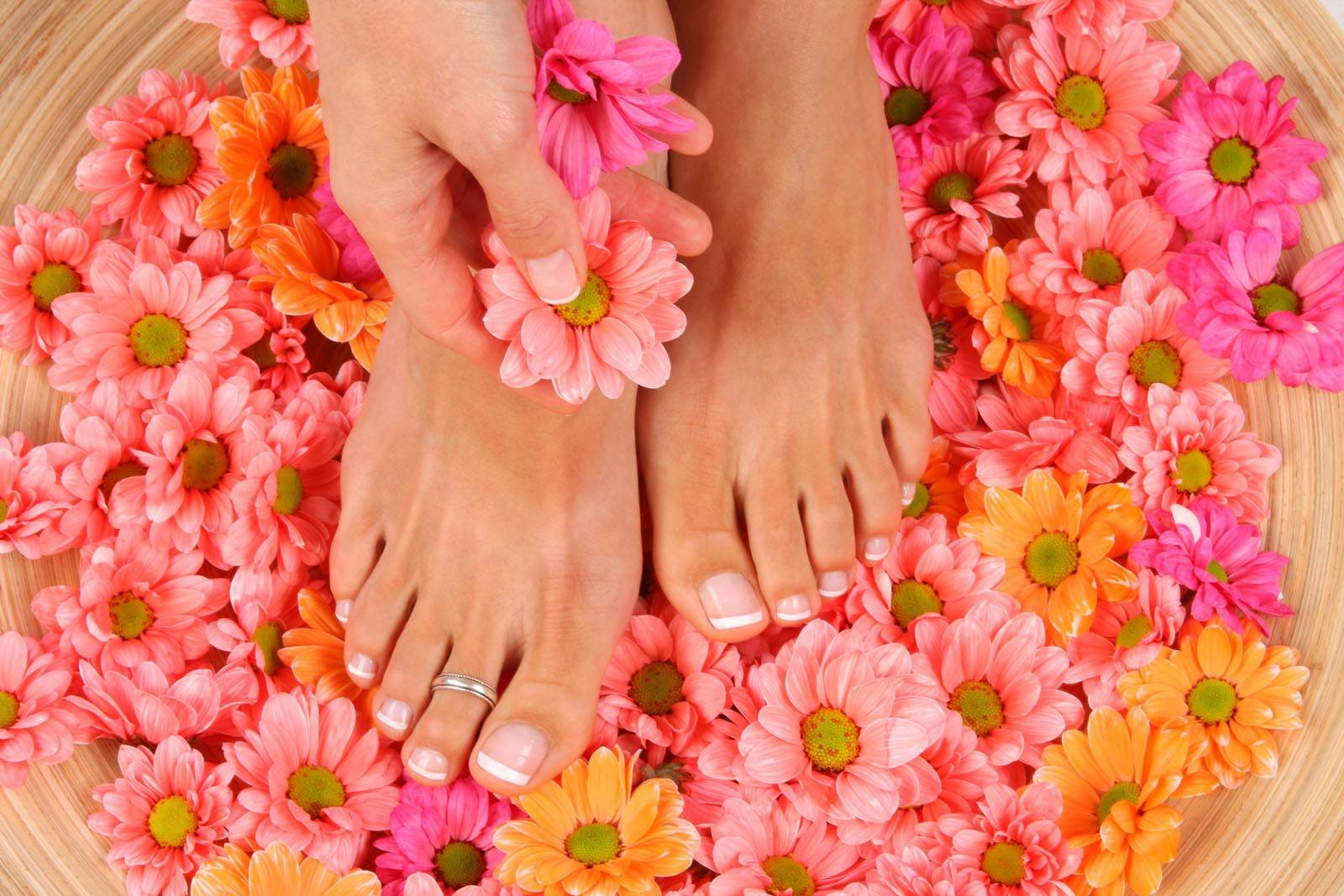 Фото ногтей на фоне цветов
