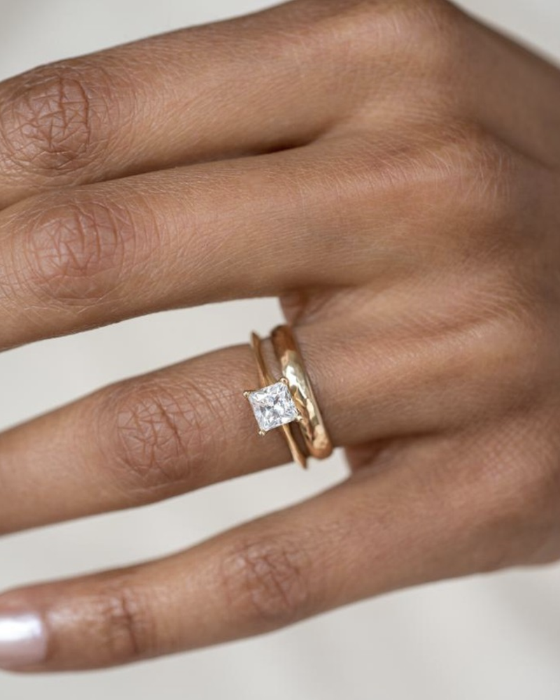 Обручальное и помолвочное кольцо. Обручальное кольцо с помолвочным. Обручальное кольцо с помолвочным вместе. Обручальное и помолвочное кольцо на одном пальце.