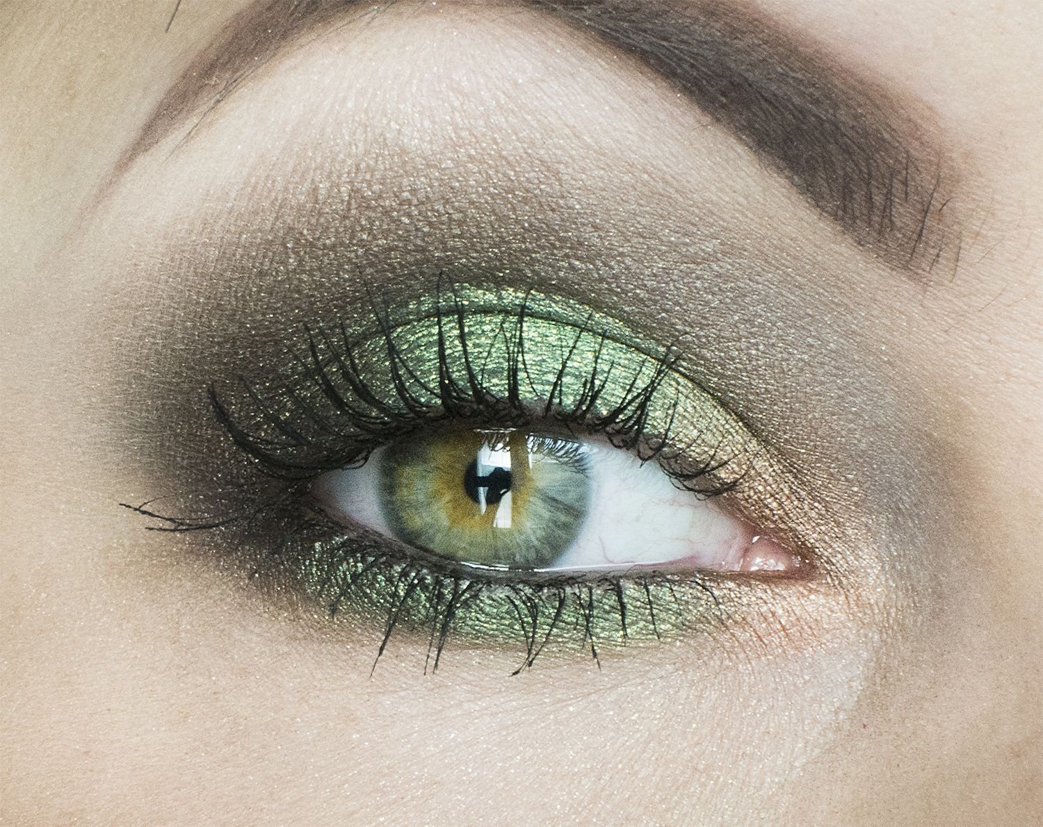 Болотные тени. Зеленый макияж. Макияж с зелеными тенями. Макияж для зеленых глаз. Красивый макияж для зеленых глаз.