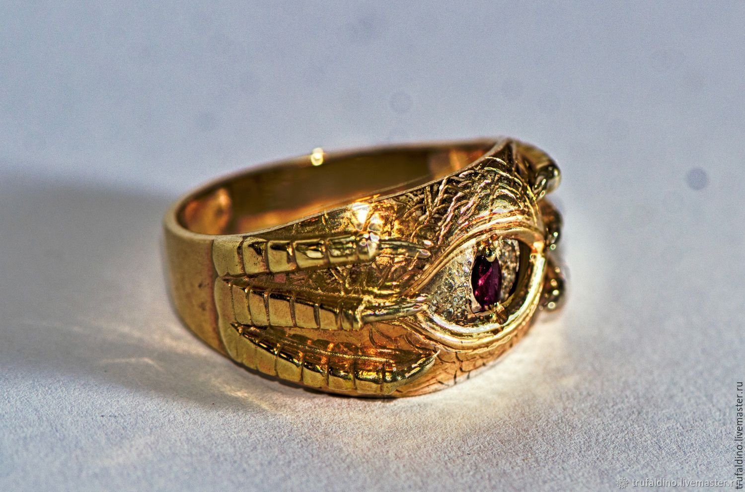 Купить золотое в иркутске. Золотое кольцо Кардинал 583 пробы. Печатка e675. Перстень. Золотая печатка.