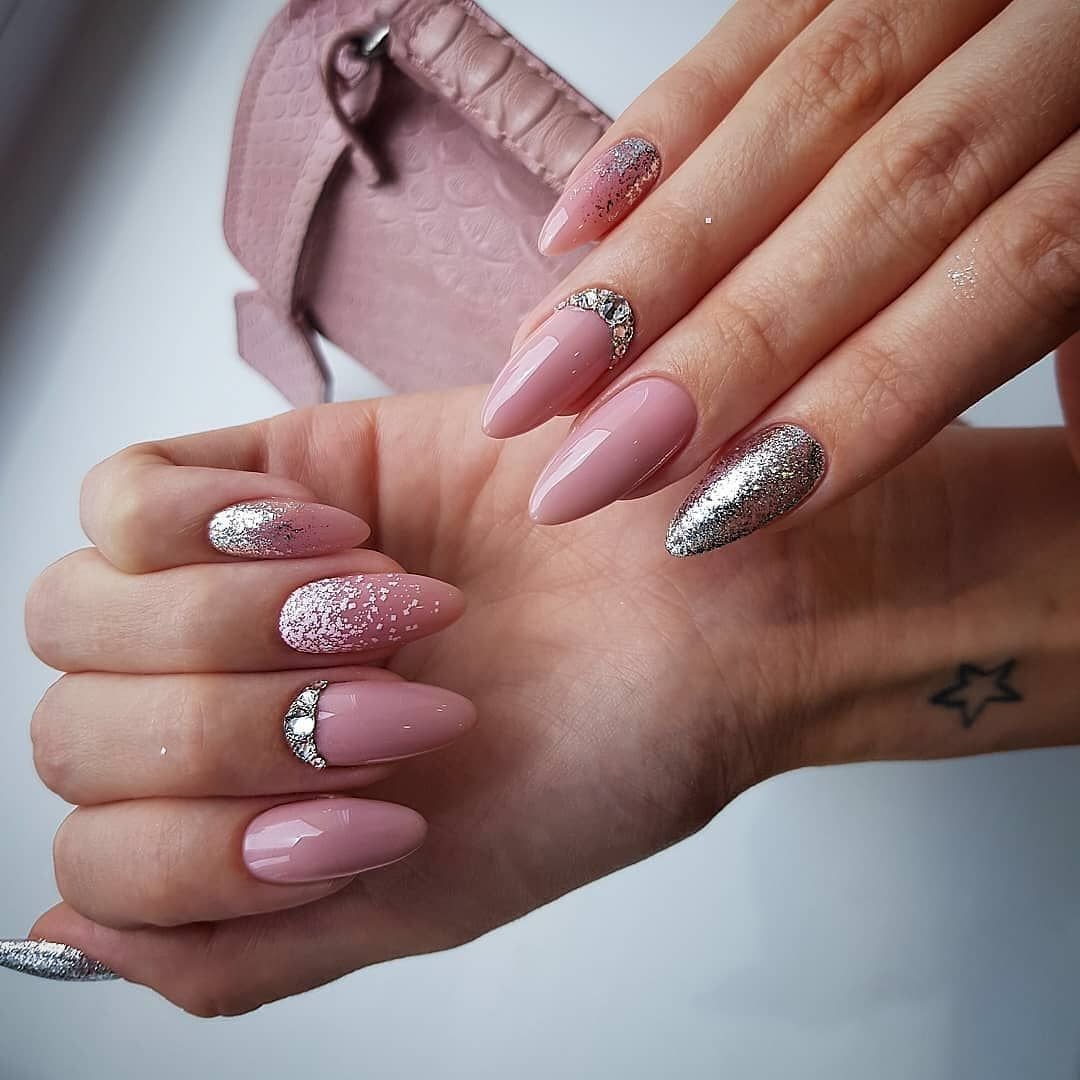 Розовый маникюр на овальных ногтях