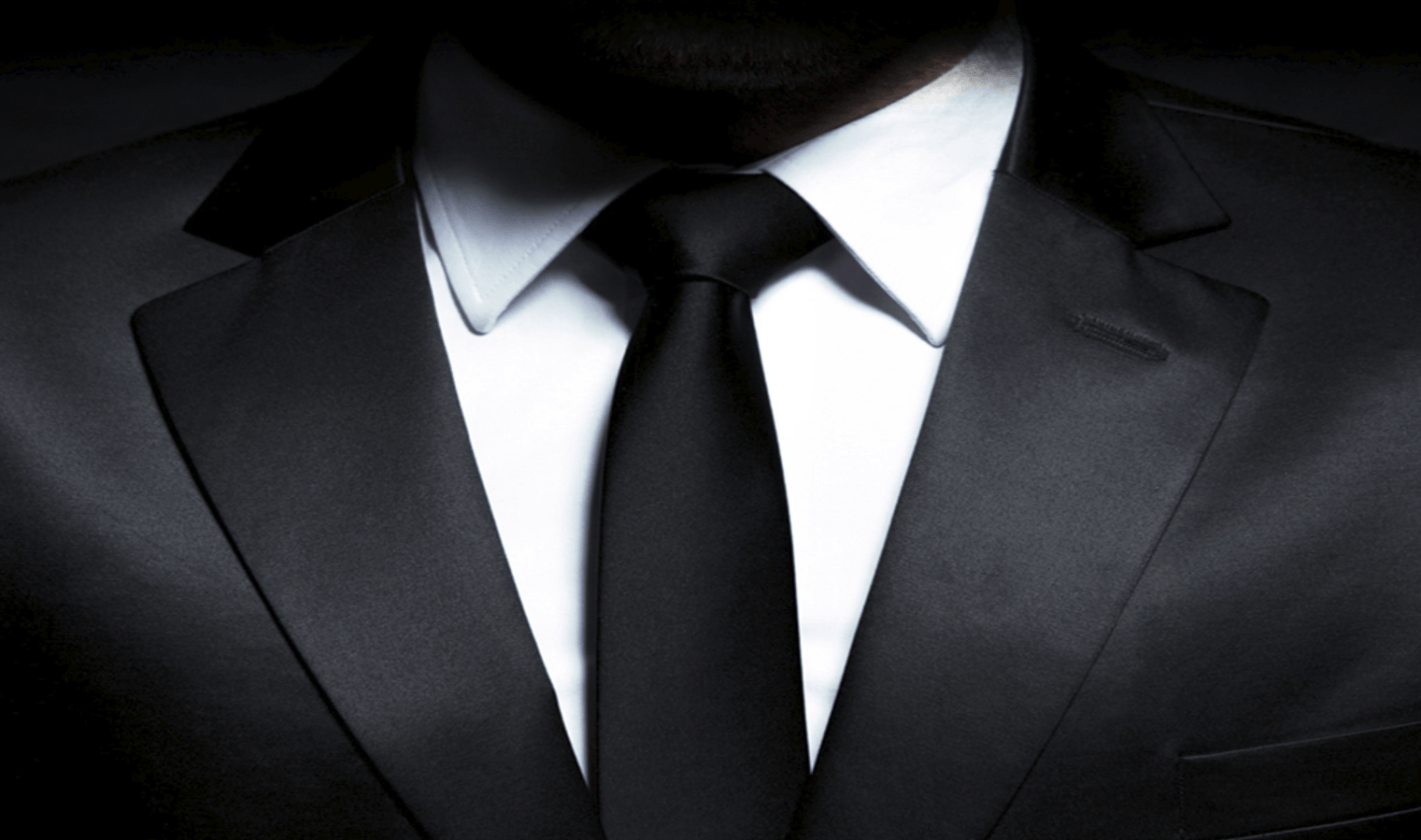 Мужчина в костюме на черном фоне