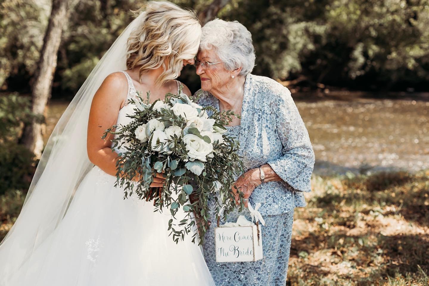 Беременна от жениха матери читать. Платье для бабушки невесты. Бабушка невеста. Платье для бабушки на свадьбу. Платье на свадьбу внука.