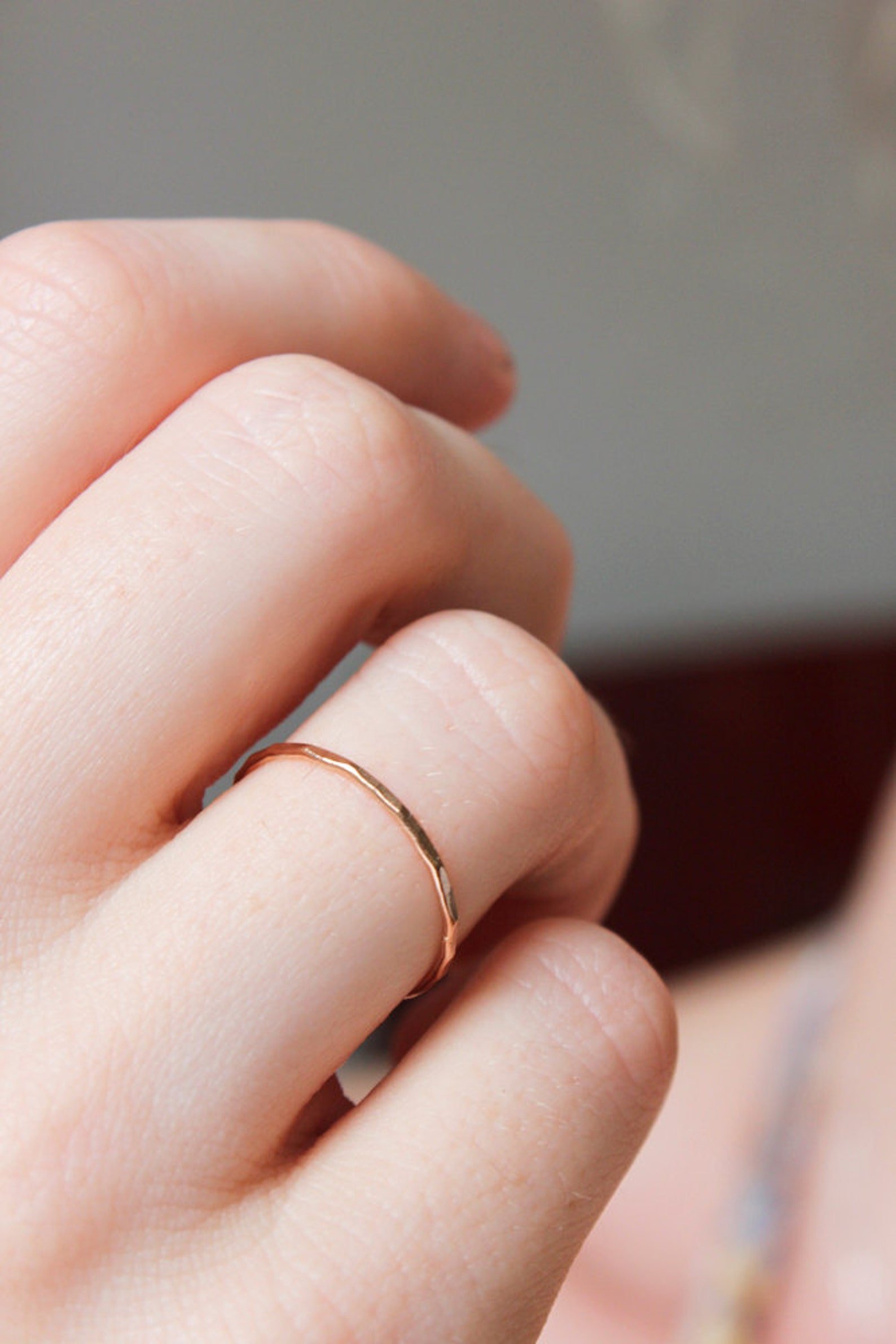 Полоса от золотого кольца. Тонкое обручальное кольцо. Тонкие кольца. Тоненькое золотое кольцо. Обручальные кольца тоненькие.