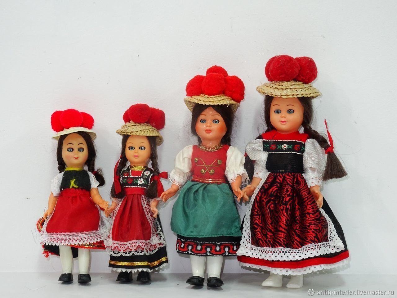Кукла в национальном костюме купить. Сувенирные куклы. Итальянская Национальная кукла. Сувенирные куклы в национальных костюмах. Фарфоровые куклы в национальных костюмах.