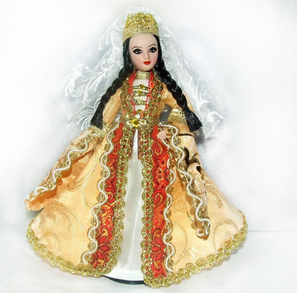 Кукла в национальной одежде. Национальный костюм осетинцев. ДЕАГОСТИНИ куклы осетинский. Кукла в осетинском национальном костюме. Кукла в национальном наряде.