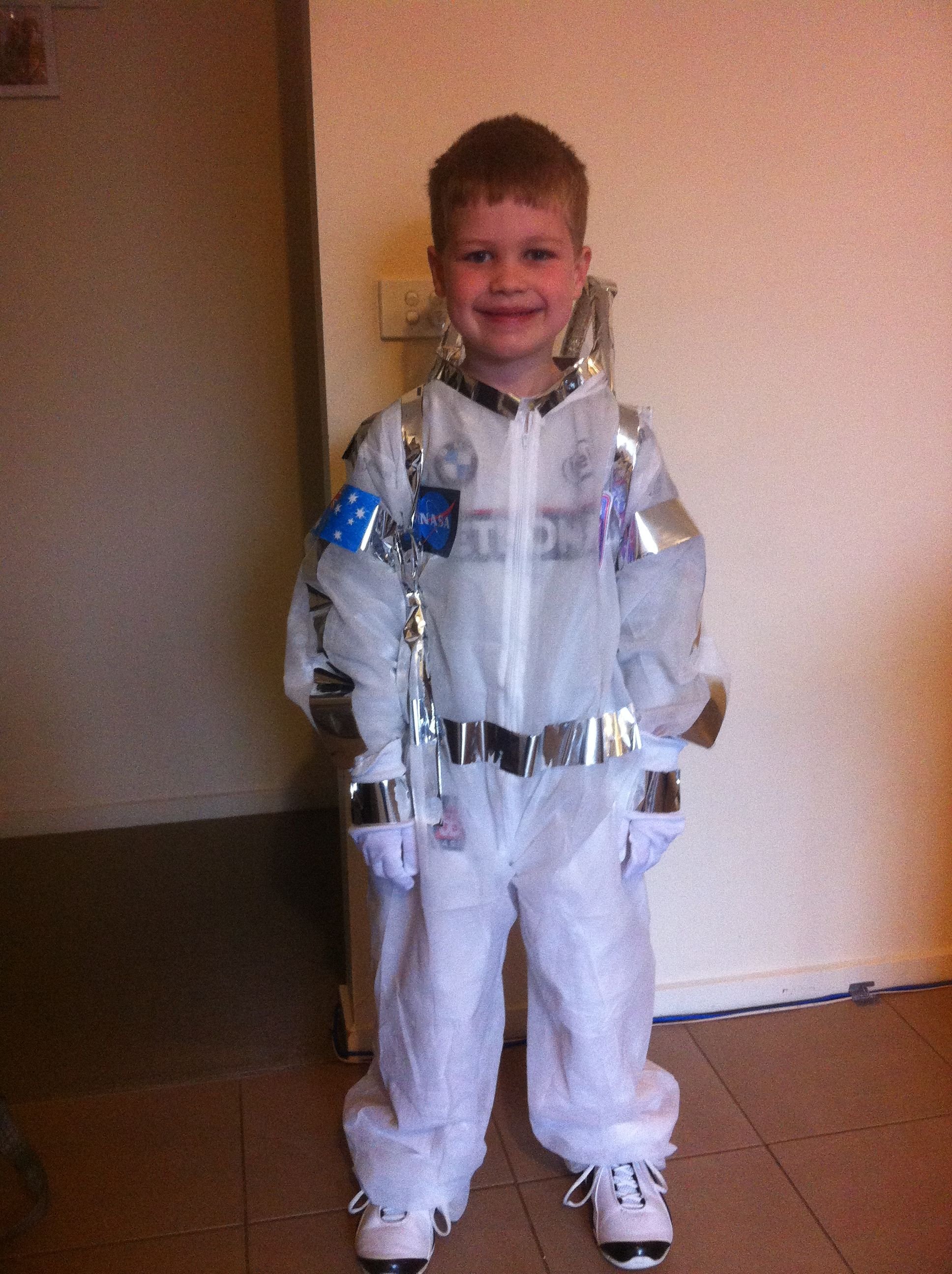 Как сделать костюм космонавта своими руками. Костюм Космонавта. Космические костюмы для детей. Костюм Космонавта для детей. Костюм Космонавта для мальчика в садик.