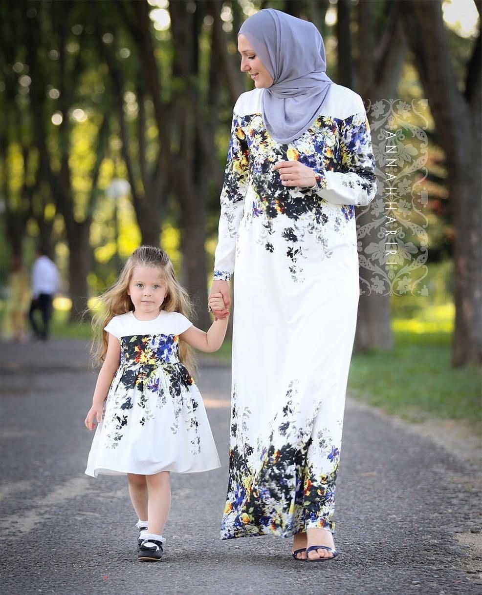 Мусульманская дочка. Платье мусульманское для Дочки и мамы. Платья для мамы и Дочки хиджаб. Исламское платье мама дочка. Мусульманские одежда для Дочки.
