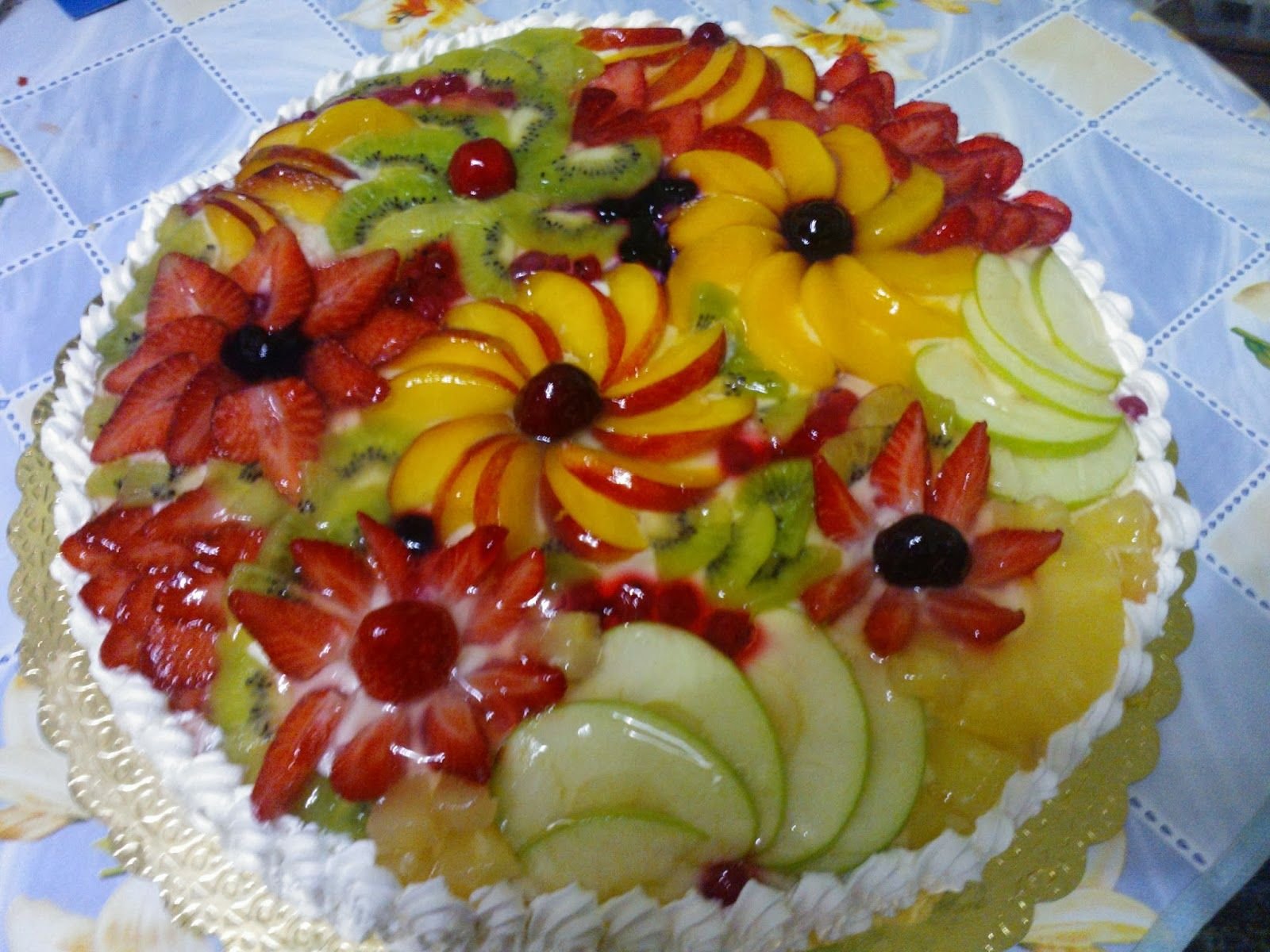 Украшение торта нарезанными фруктами