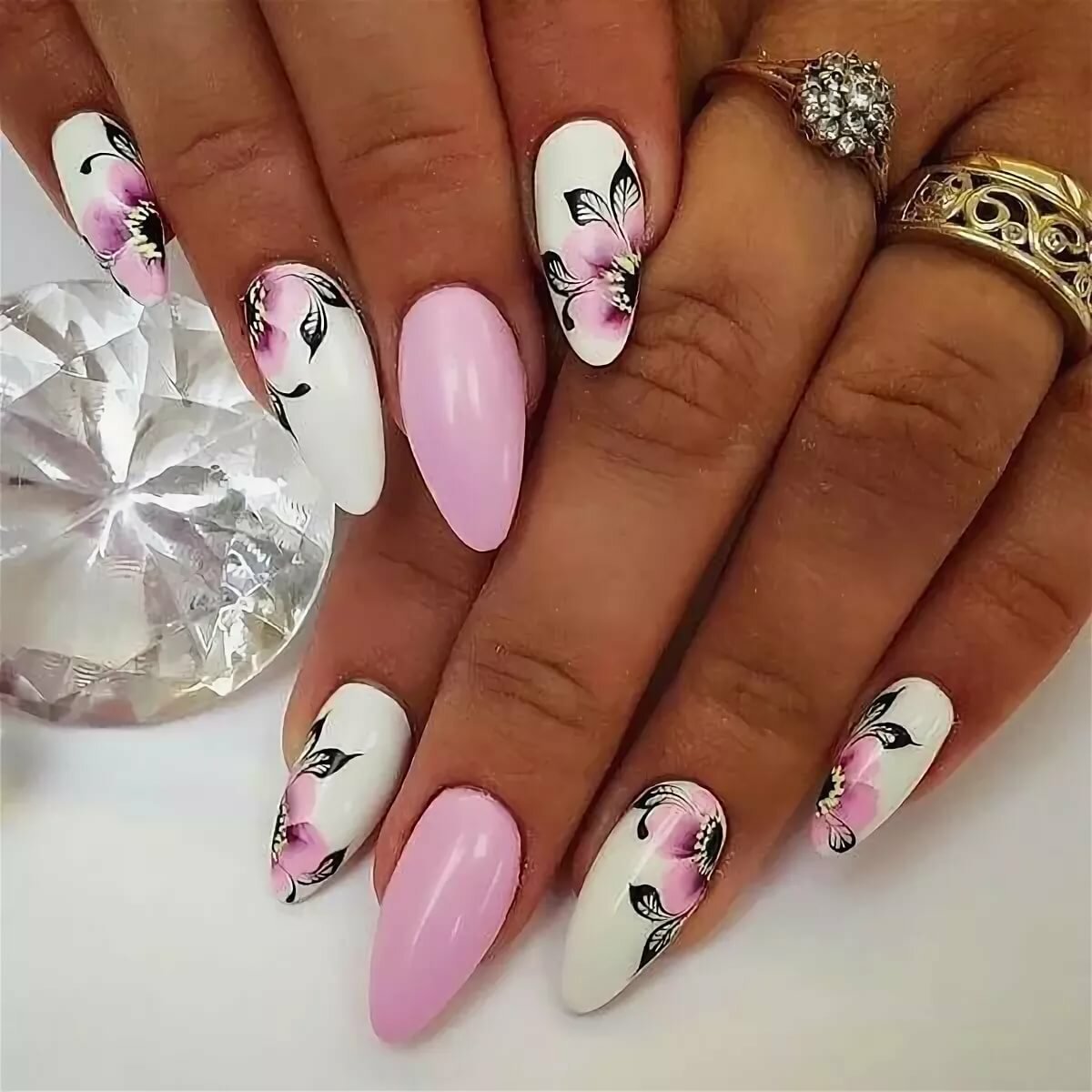 Ногти миндаль весенний маникюр. Шикарные ногти. Розовые ногти с цветочками. Красивый весенний маникюр. Красивый маникюр с цветами.