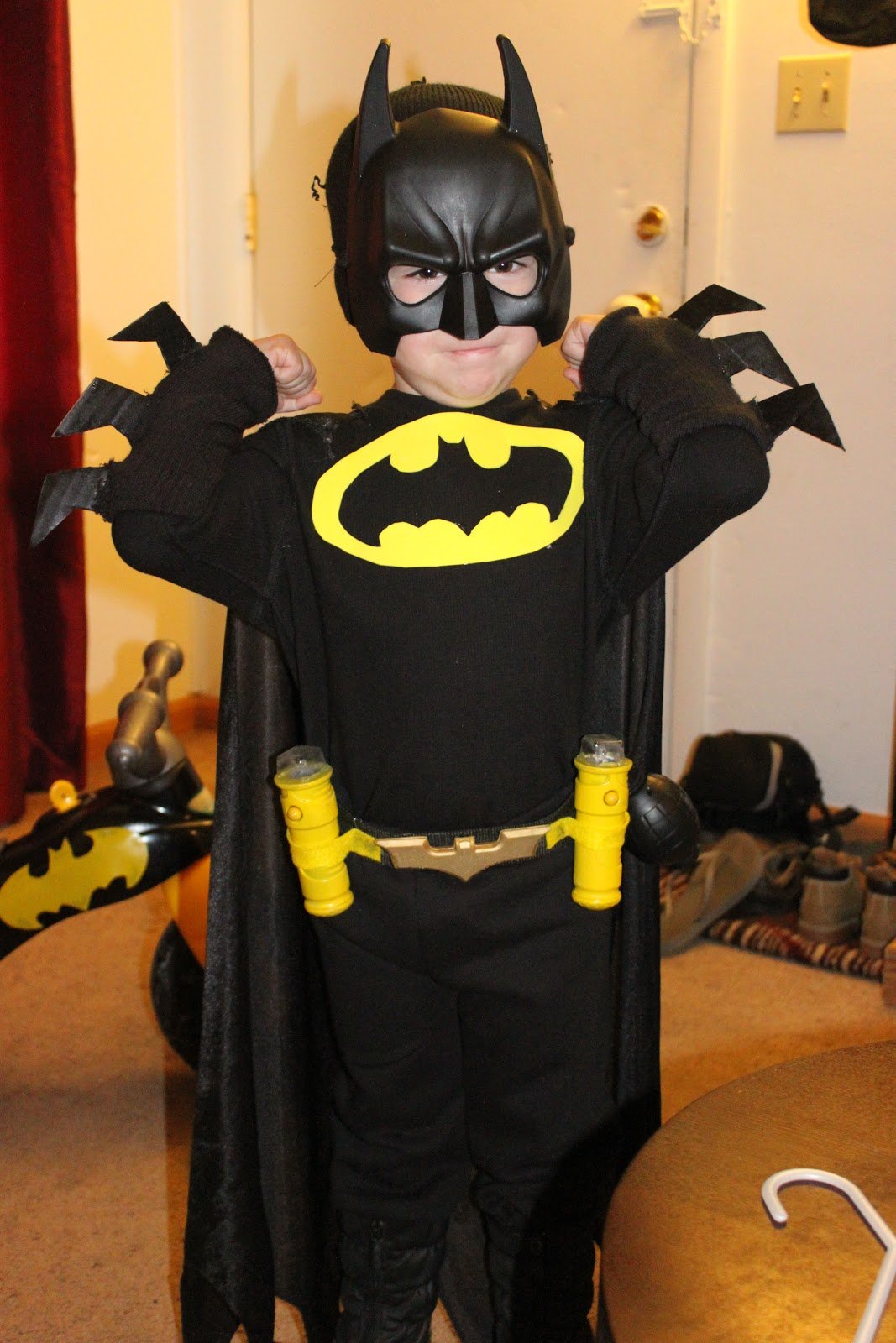 Бэтмен рука. Бэтмен костюм 2023. Детский костюм Бэтмена. Костюм Бэтмена для мальчика. Костюм Бэтмена для мальчика своими.