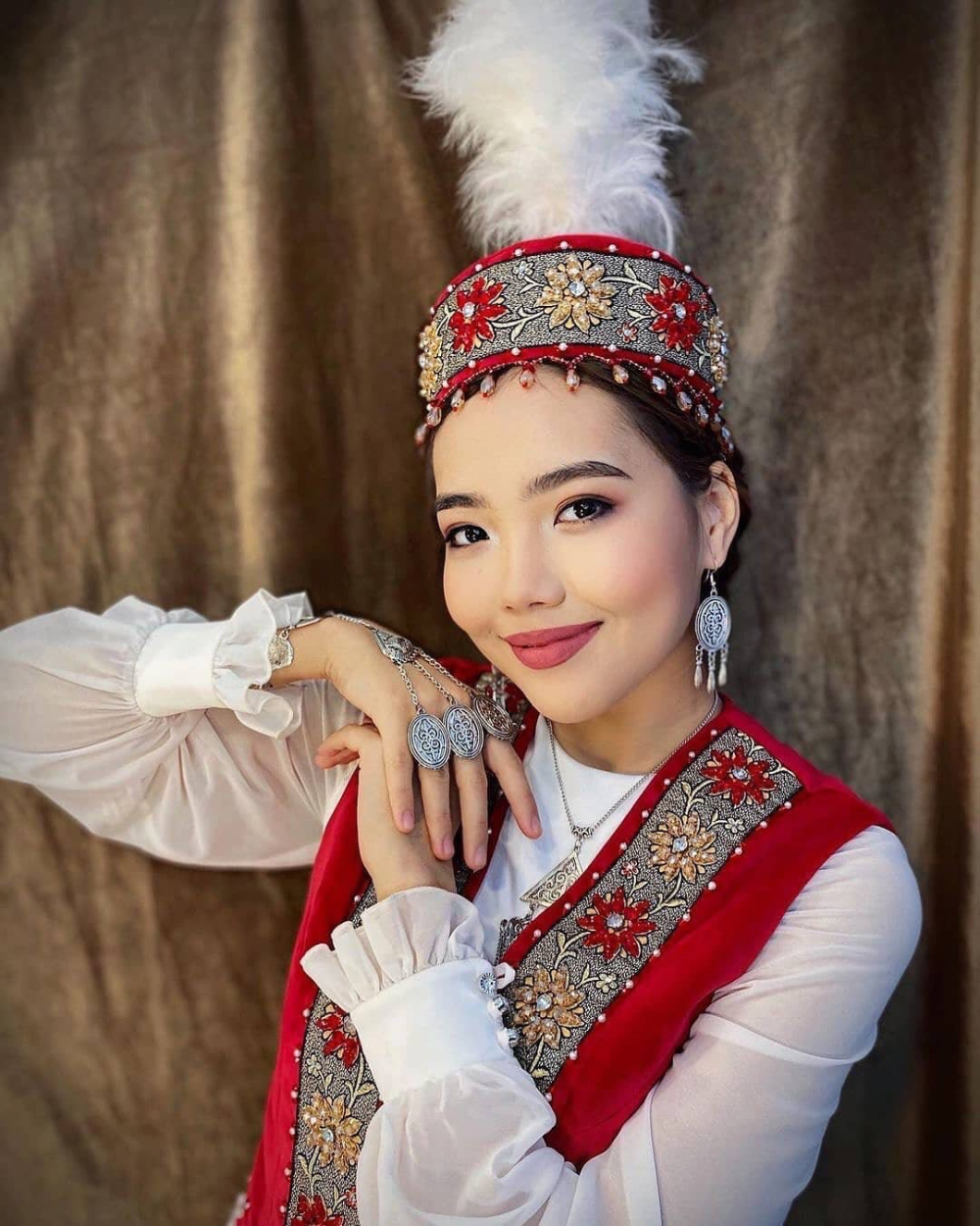 Девушка в казахском костюме