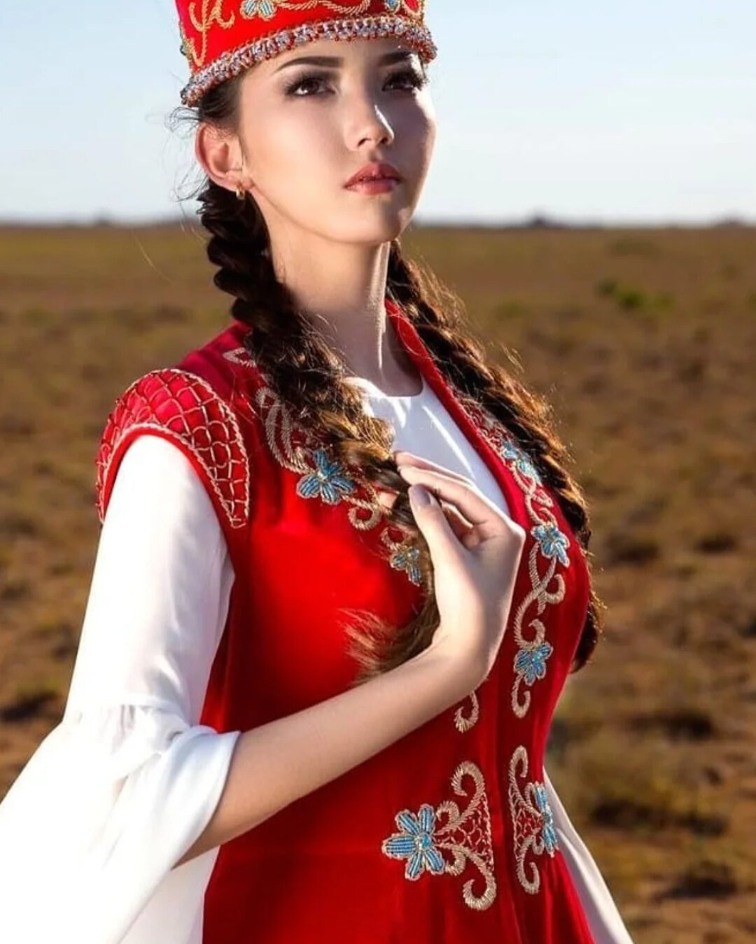 Kazakh traditional. Монгольская певица Tatar. Казахский нац костюм. Айя Шалкар в национальном костюме. Айя Шалкар казахский костюм.