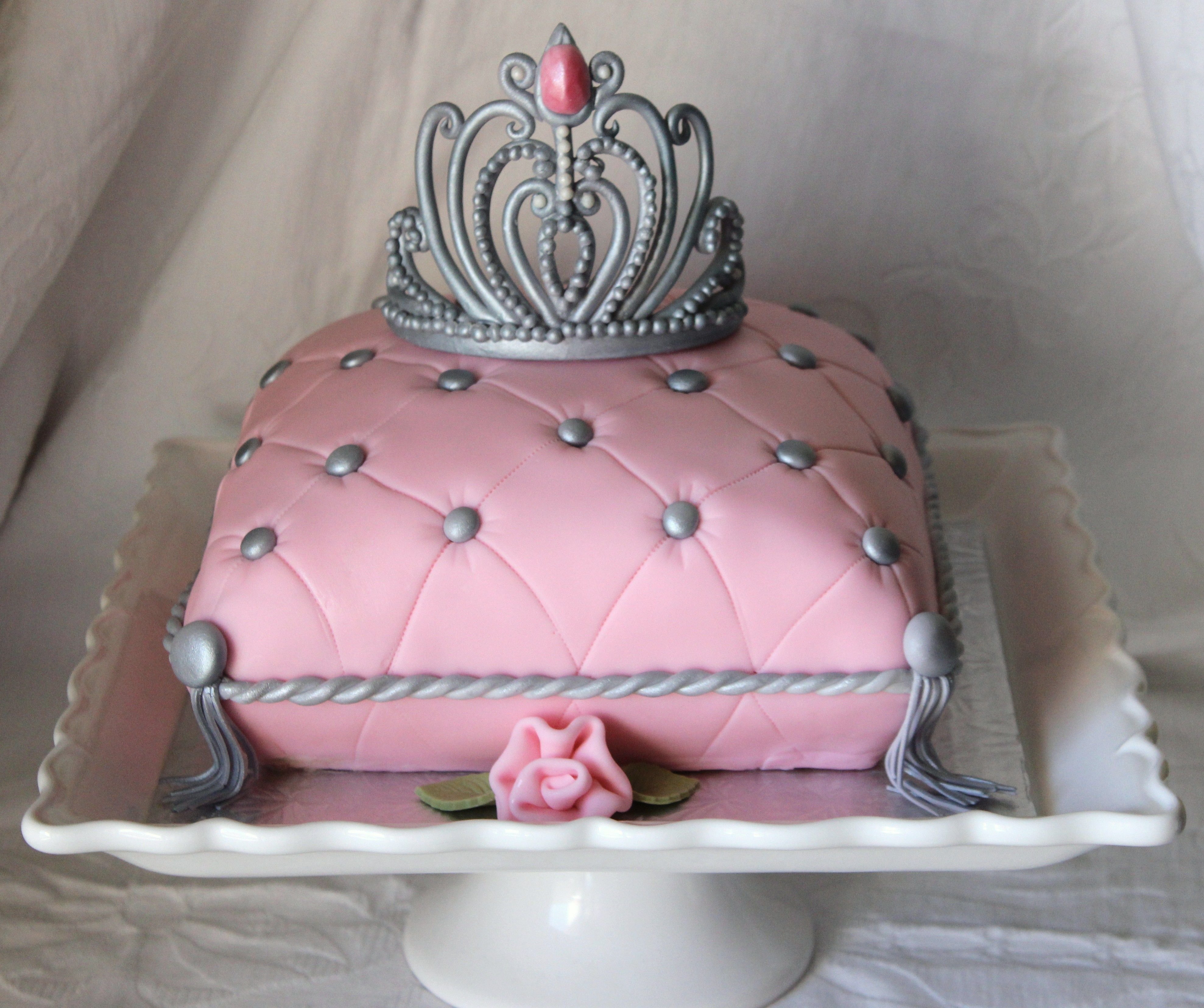 Красивые торты 11 лет. Торт девочка. Торт с короной. Красивые торты для девочек. Тортик с короной для девочки.