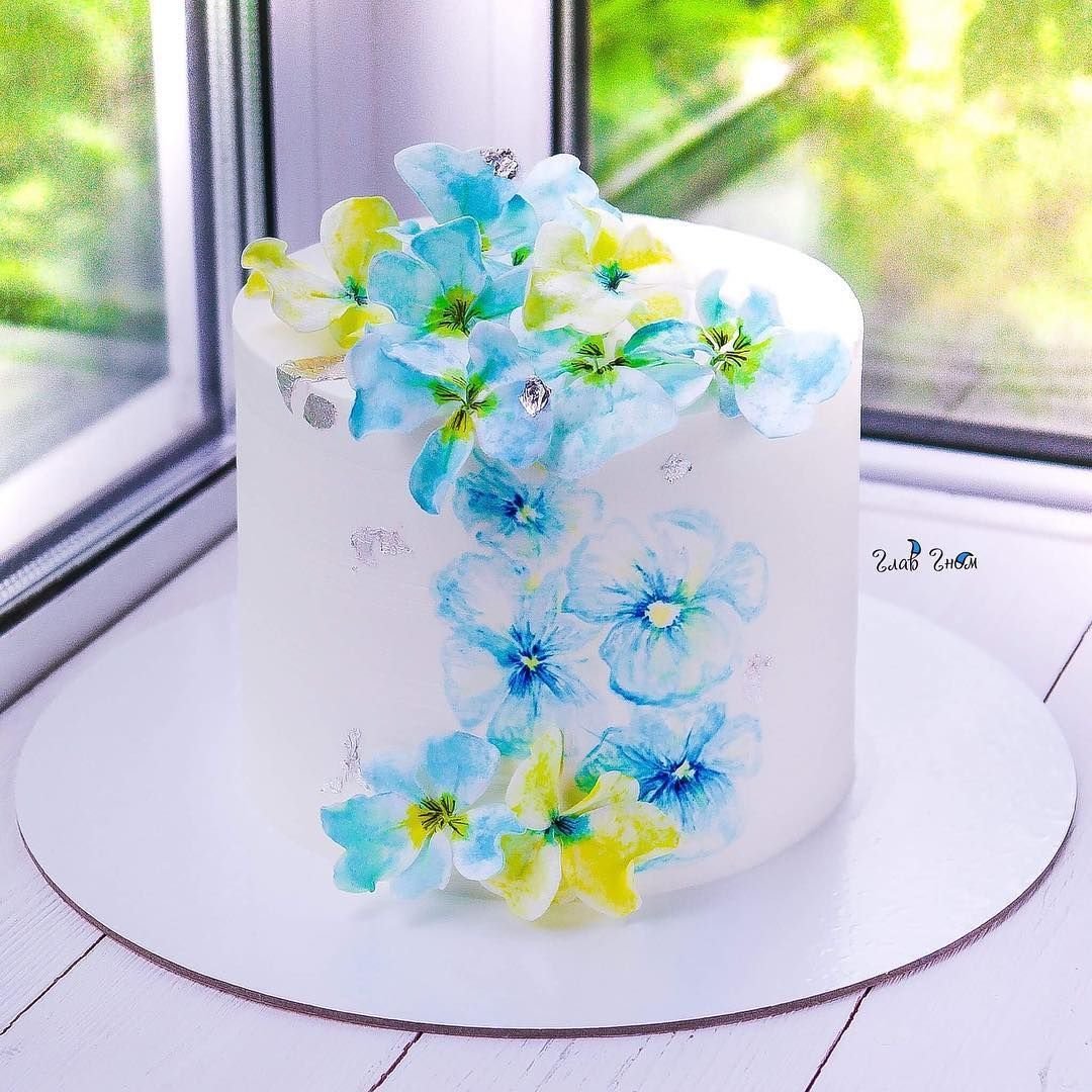 Украшения из вафельной бумаги. Торт с вафельными цветами. Декор торта цветами из вафельной бумаги. Вафельные цветы для торта. Украшение торта цветами из вафельной бумаги.