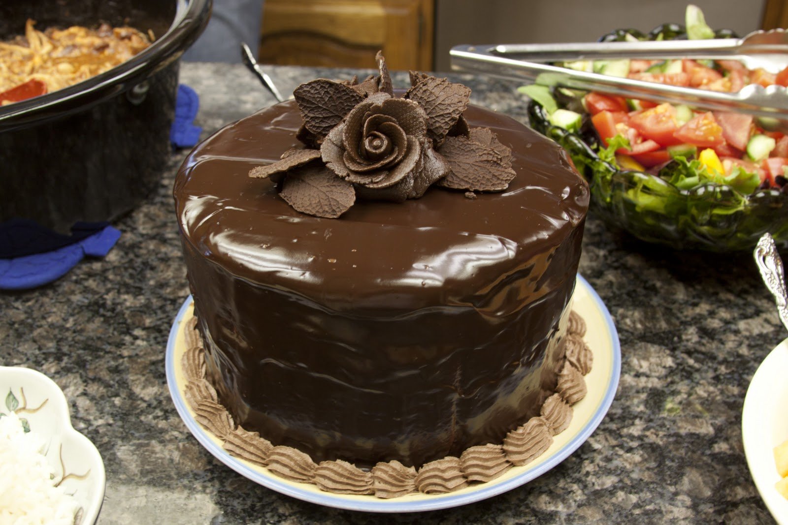 Залить шоколадом. Шоколад для ганаша. Шоколадный торт с шоколадным ганашом. Ганаш для торта шоколадный. Шоколадный крем ганаш.